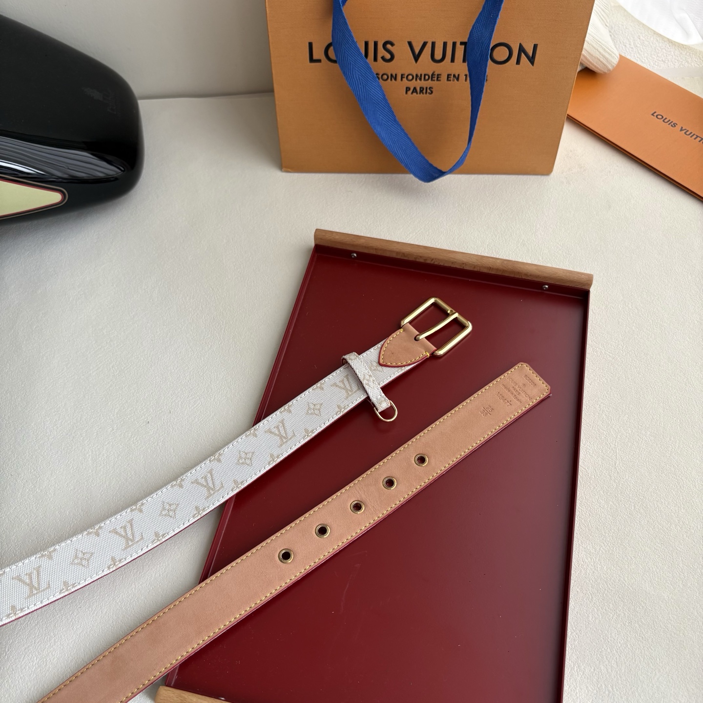 Lv3.0mm帆布印花腰带，以展现艺术家对品牌经典图案的灵动演绎，搭配针式搭扣和方便悬挂钥匙或装饰的D形