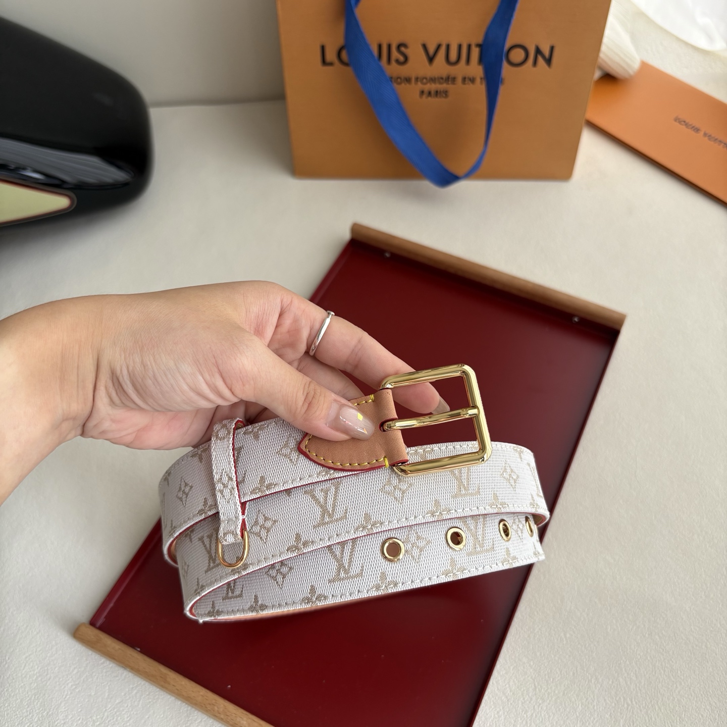 Lv3.0mm帆布印花腰带，以展现艺术家对品牌经典图案的灵动演绎，搭配针式搭扣和方便悬挂钥匙或装饰的D形