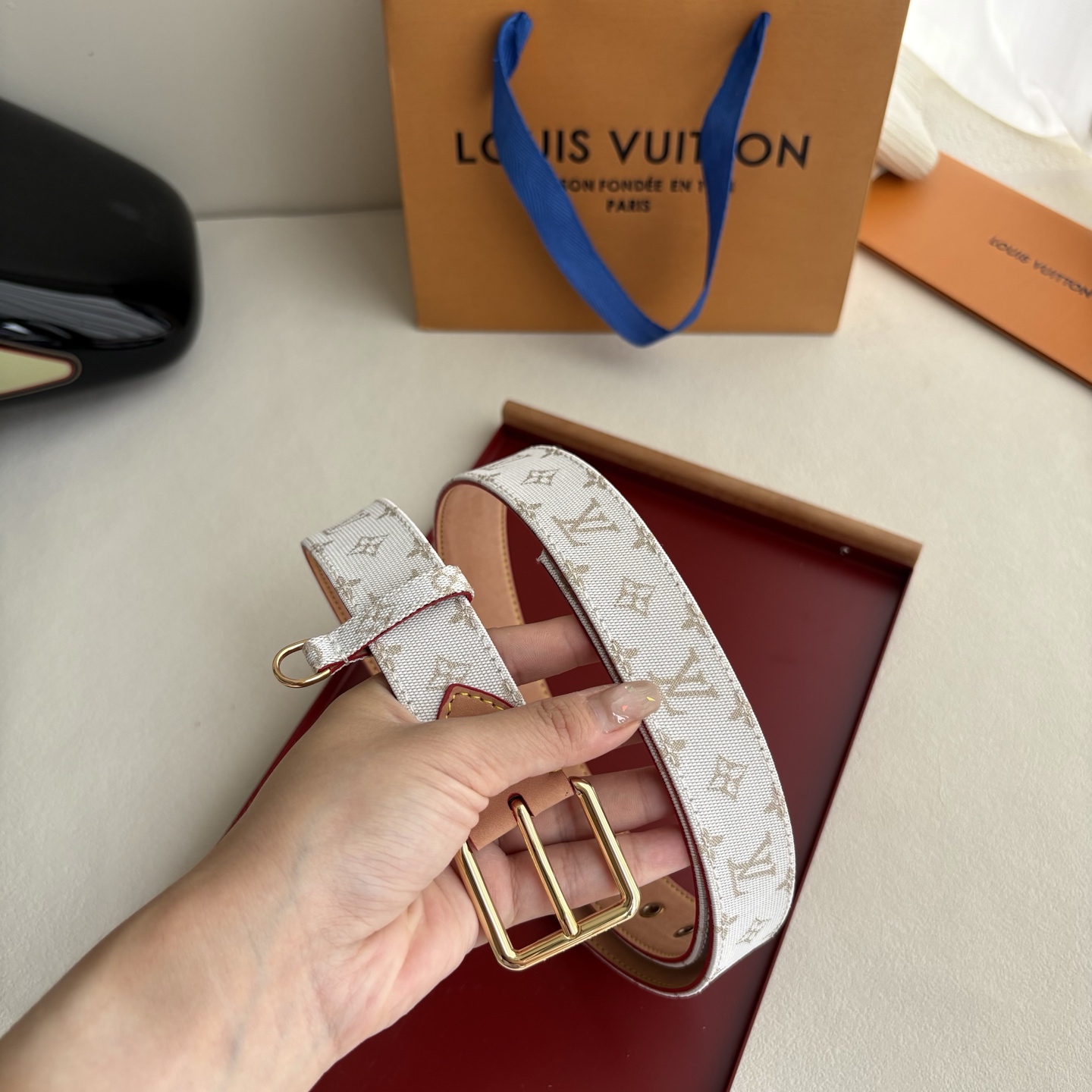 Lv3.0mm帆布印花腰带，以展现艺术家对品牌经典图案的灵动演绎，搭配针式搭扣和方便悬挂钥匙或装饰的D形