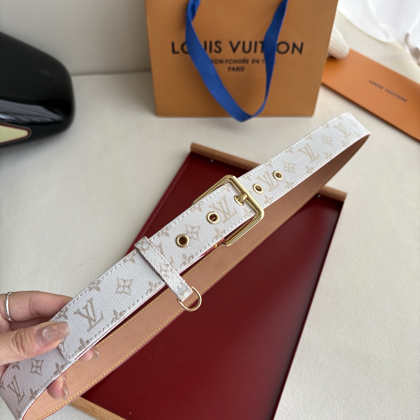 Lv3.0mm帆布印花腰带，以展现艺术家对品牌经典图案的灵动演绎，搭配针式搭扣和方便悬挂钥匙或装饰的D形