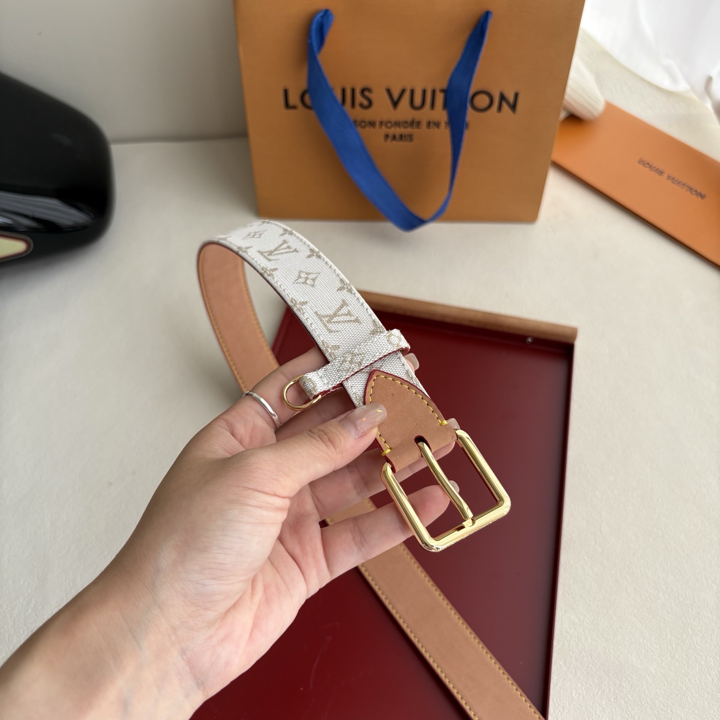 Lv3.0mm帆布印花腰带，以展现艺术家对品牌经典图案的灵动演绎，搭配针式搭扣和方便悬挂钥匙或装饰的D形