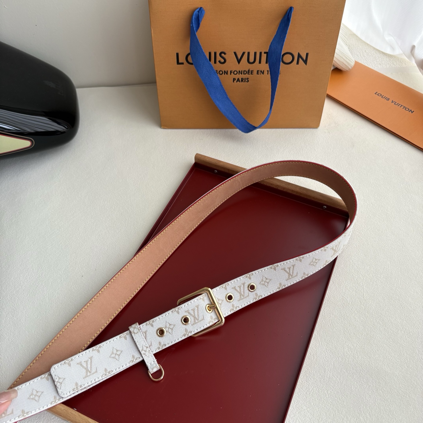 Lv3.0mm帆布印花腰带，以展现艺术家对品牌经典图案的灵动演绎，搭配针式搭扣和方便悬挂钥匙或装饰的D形