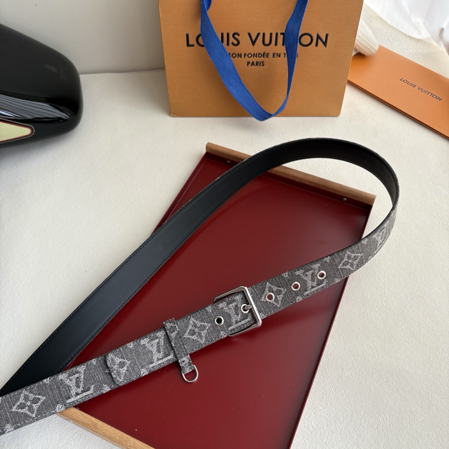 Lv3.0mm帆布印花腰带，以展现艺术家对品牌经典图案的灵动演绎，搭配针式搭扣和方便悬挂钥匙或装饰的D形