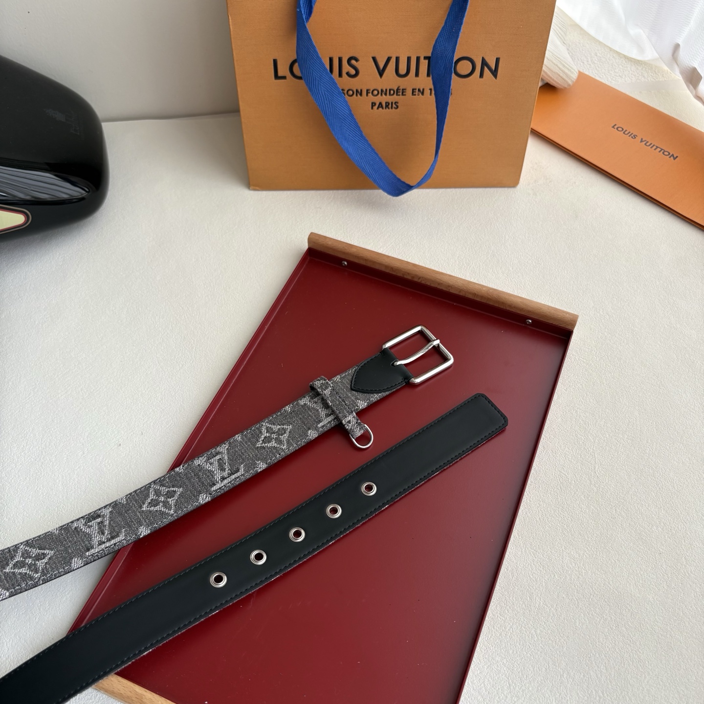 Lv3.0mm帆布印花腰带，以展现艺术家对品牌经典图案的灵动演绎，搭配针式搭扣和方便悬挂钥匙或装饰的D形