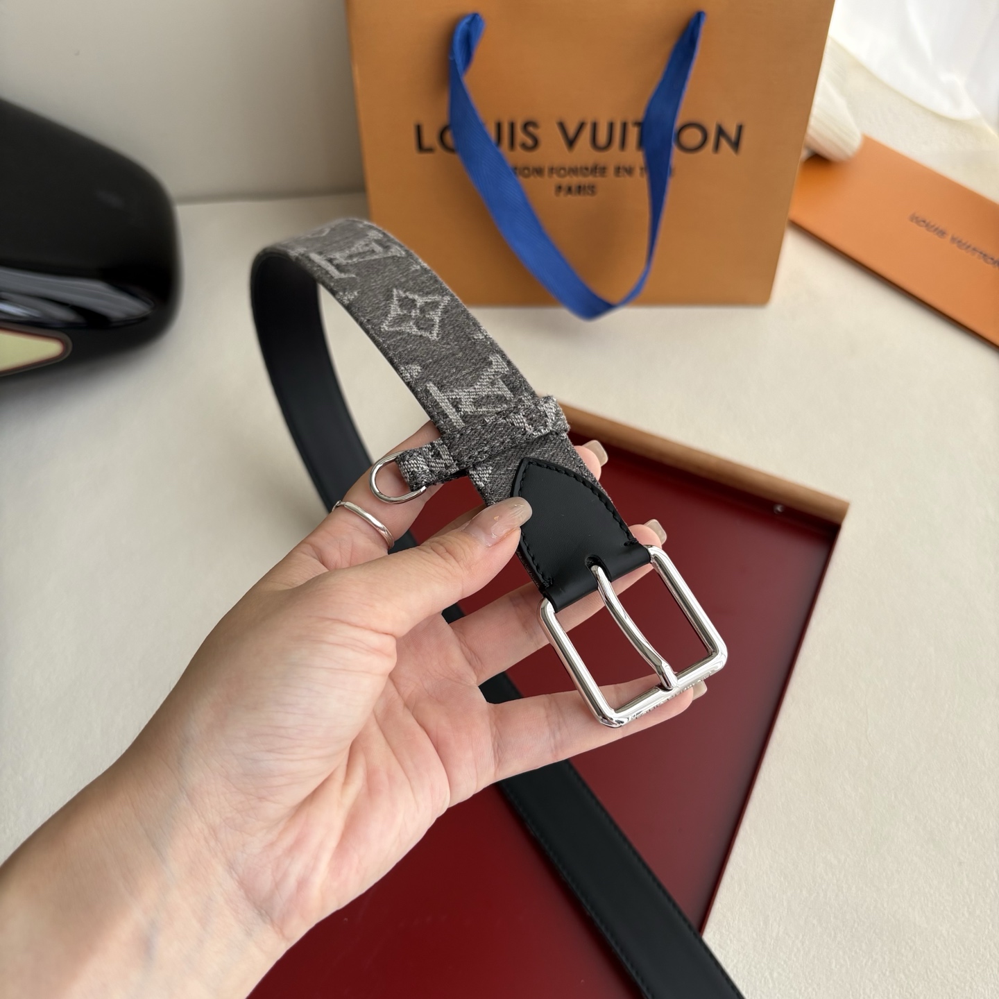 Lv3.0mm帆布印花腰带，以展现艺术家对品牌经典图案的灵动演绎，搭配针式搭扣和方便悬挂钥匙或装饰的D形