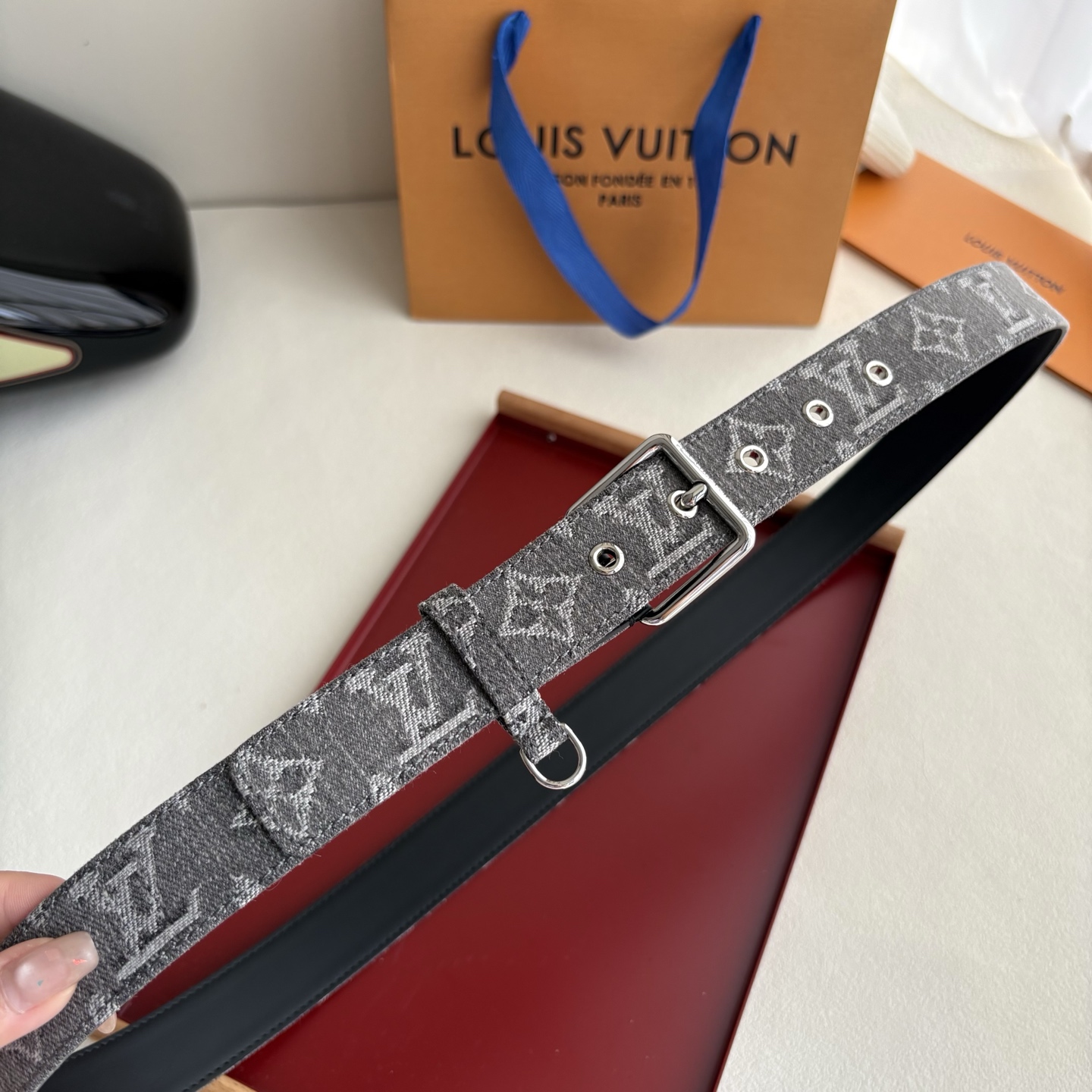 Lv3.0mm帆布印花腰带，以展现艺术家对品牌经典图案的灵动演绎，搭配针式搭扣和方便悬挂钥匙或装饰的D形