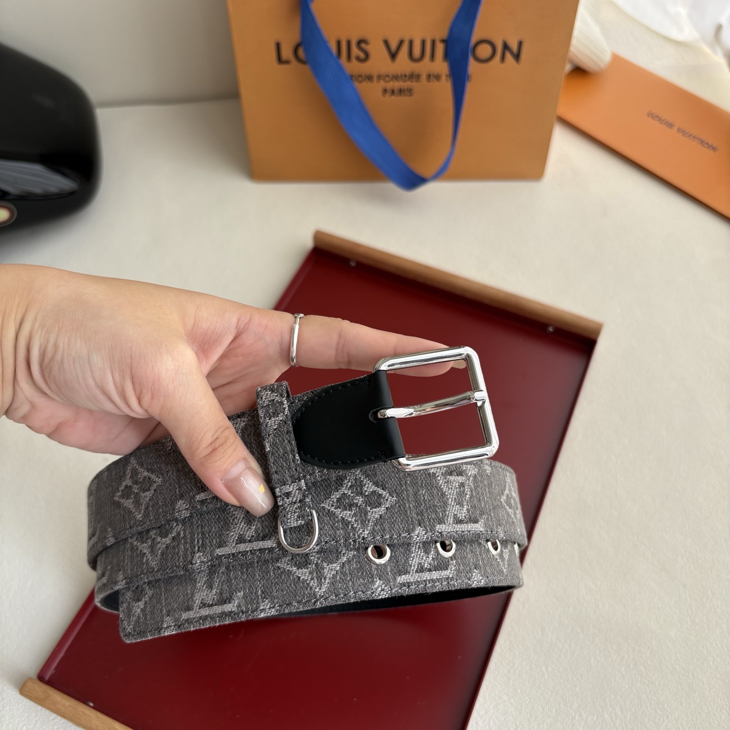 Lv3.0mm帆布印花腰带，以展现艺术家对品牌经典图案的灵动演绎，搭配针式搭扣和方便悬挂钥匙或装饰的D形