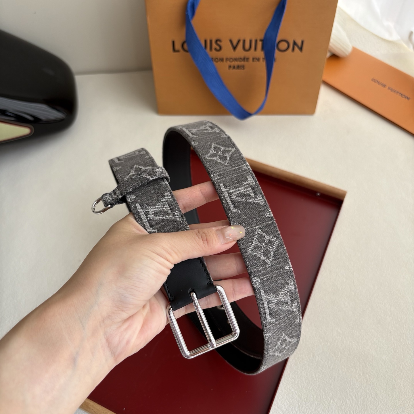 NO:763979,Lv3.0mm canvas printed belt shows the artist's smart interpretation of the brand's classic pattern. With a pin buckle and a D-ring for hanging keys or decorations, it can inject avant-garde style into various looks., belt, louis vuitton19860909Lv3.0mm帆布印花腰带,以展现艺术家对品牌经典图案的灵动演绎,搭配针式搭扣和方便悬挂钥匙或装饰的D形环,可为各式造型注入前卫格调.,皮带,louis vuitton,Belt