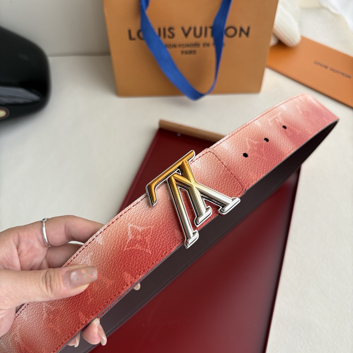 Lv新款Pvc印花面配原版平纹底，搭配精品铜扣，精工制作，细节看图，实物拍摄，高端奢华，宽度4.0cm