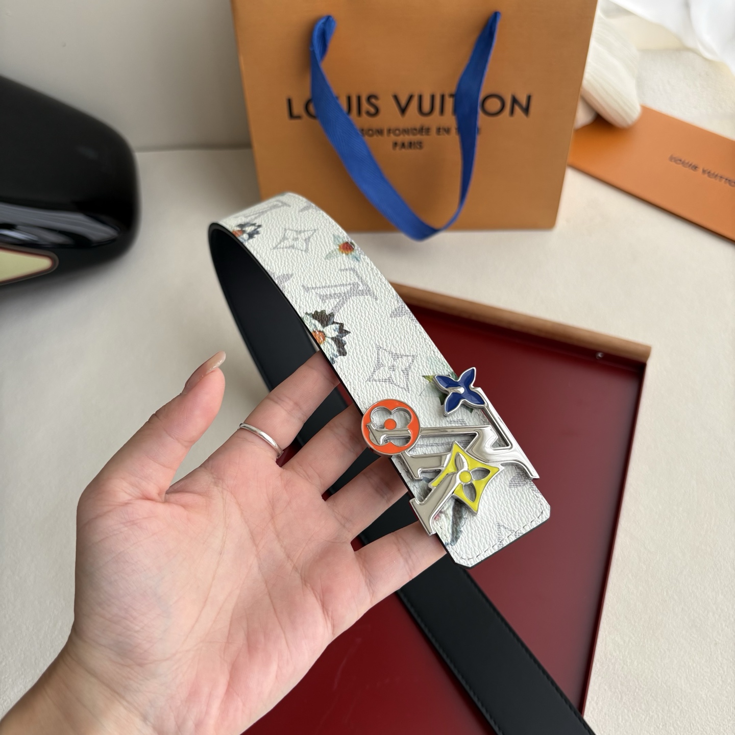 Lv新款Pvc印花面配原版平纹底，搭配精品铜扣，精工制作，细节看图，实物拍摄，高端奢华，宽度4.0cm