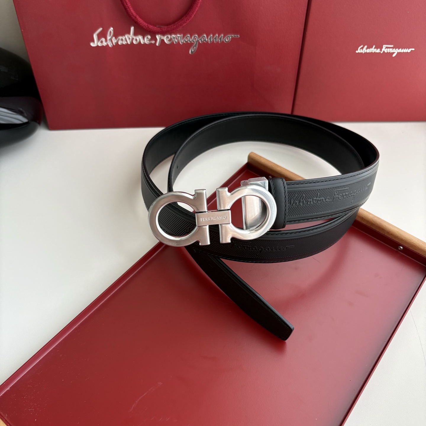 NO:763990,Ferragamo men's imported calfskin has a delicate and soft feel. It is paired with a pure copper boutique buckle, a must-have for men!  3.5cm wide brushed silver buckle, belt, ferragamo, cowhide19860909菲拉格慕男款进口小牛皮,手感细腻柔软.搭配纯铜精品扣,男士必备！宽3.5cm拉丝银扣,皮带,ferragamo,cowhide,Belt