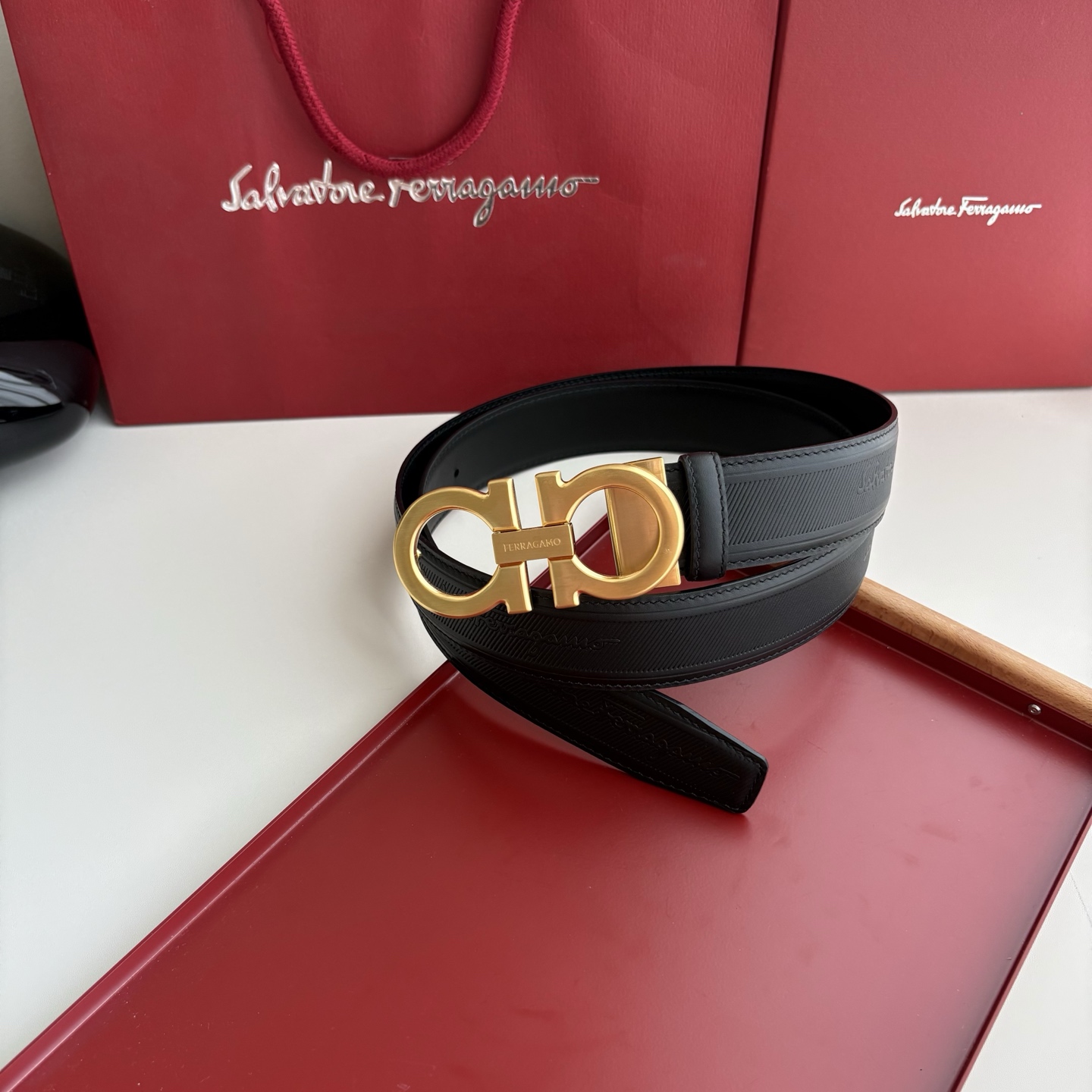 NO:763996,Ferragamo men's imported calfskin has a delicate and soft feel. It is paired with a pure copper boutique buckle, a must-have for men!  3.5cm wide brushed gold buckle, belt, ferragamo, cowhide19860909菲拉格慕男款进口小牛皮,手感细腻柔软.搭配纯铜精品扣,男士必备！宽3.5cm拉丝金扣,皮带,ferragamo,cowhide,Belt