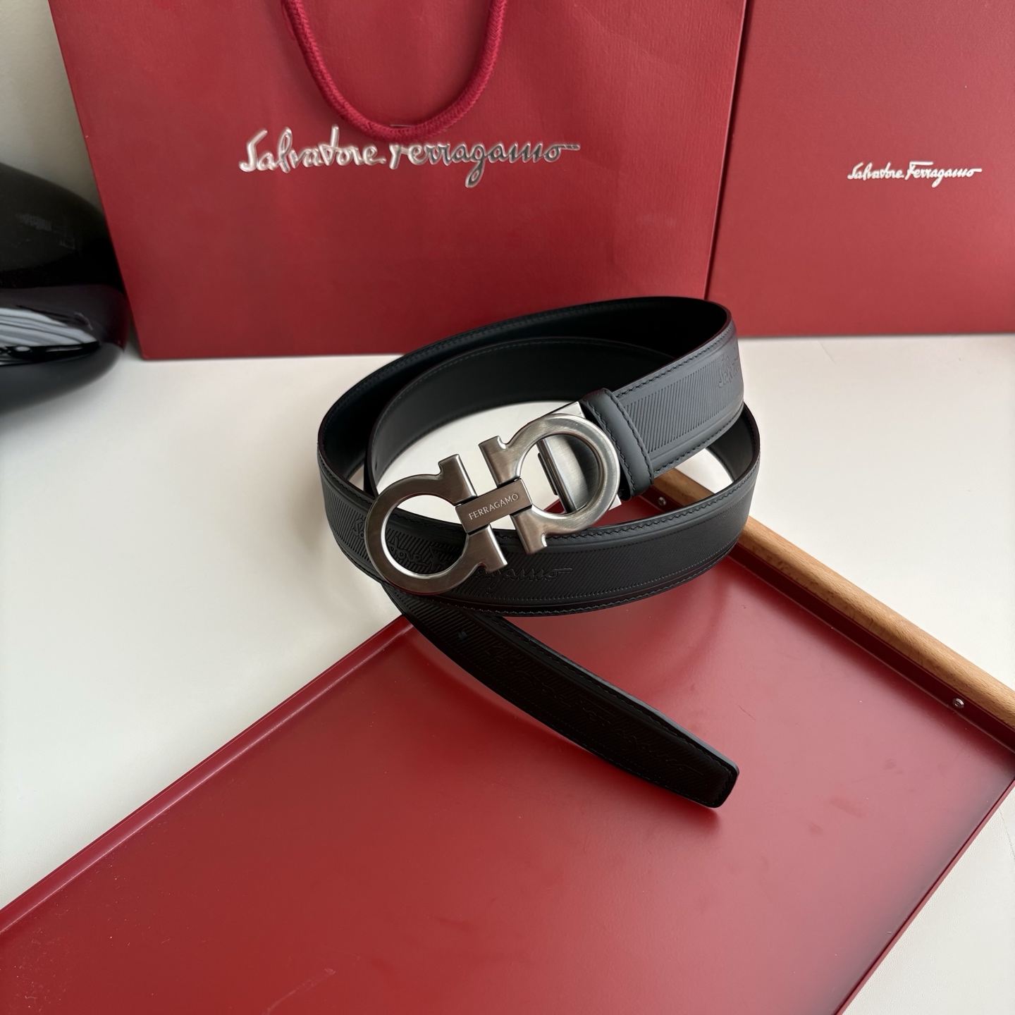 NO:764000,Ferragamo men's imported calfskin has a delicate and soft feel. It is paired with a pure copper boutique buckle, a must-have for men!  Width 3.5cm brushed gun buckle, belt, ferragamo, cowhide19860909菲拉格慕男款进口小牛皮,手感细腻柔软.搭配纯铜精品扣,男士必备！宽3.5cm拉丝枪扣,皮带,ferragamo,cowhide,Belt
