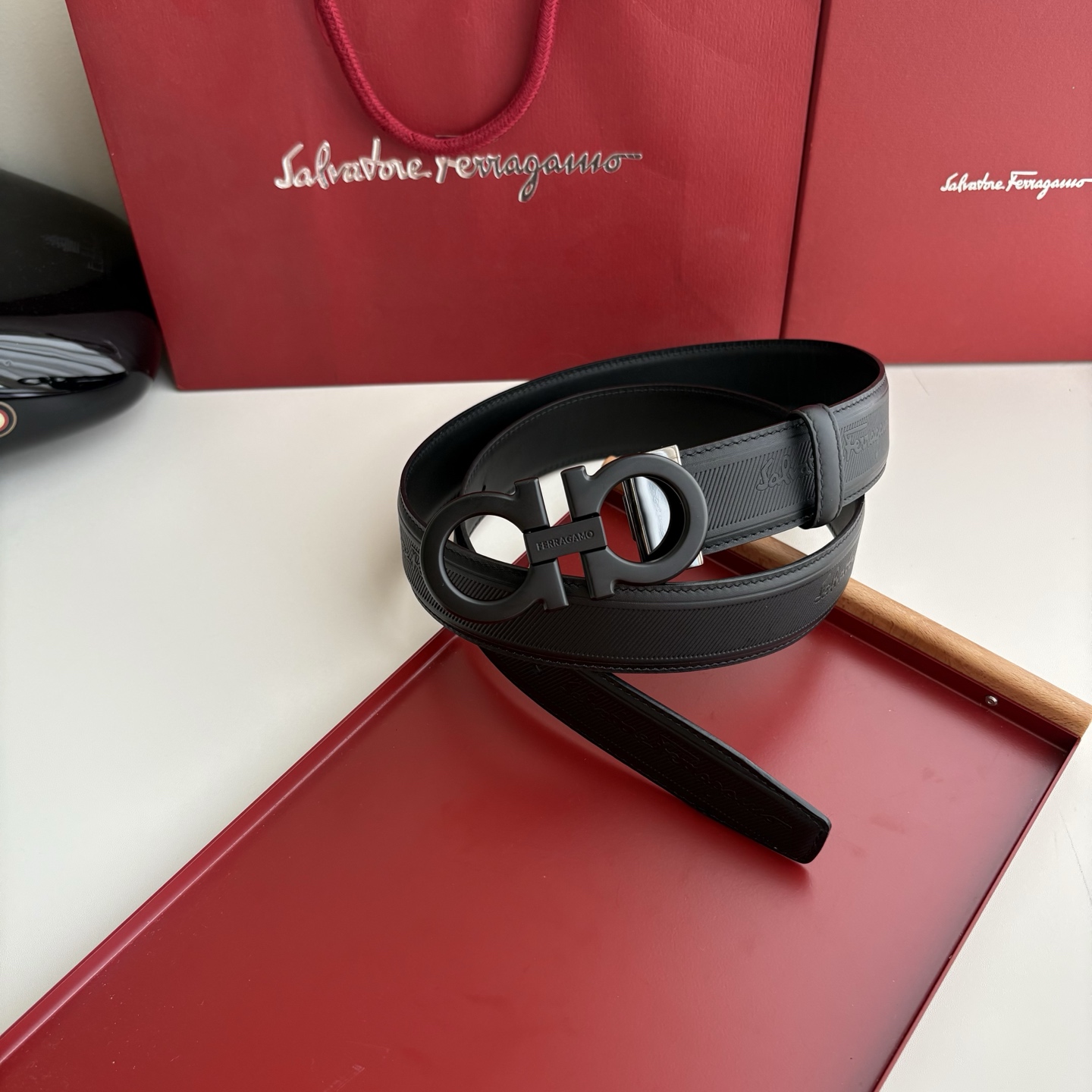NO:764005,Ferragamo men's imported calfskin has a delicate and soft feel. It is paired with a pure copper boutique buckle, a must-have for men!  3.5cm wide, painted black buckle, belt, ferragamo, cowhide19860909菲拉格慕男款进口小牛皮,手感细腻柔软.搭配纯铜精品扣,男士必备！宽3.5cm烤漆黑扣,皮带,ferragamo,cowhide,Belt