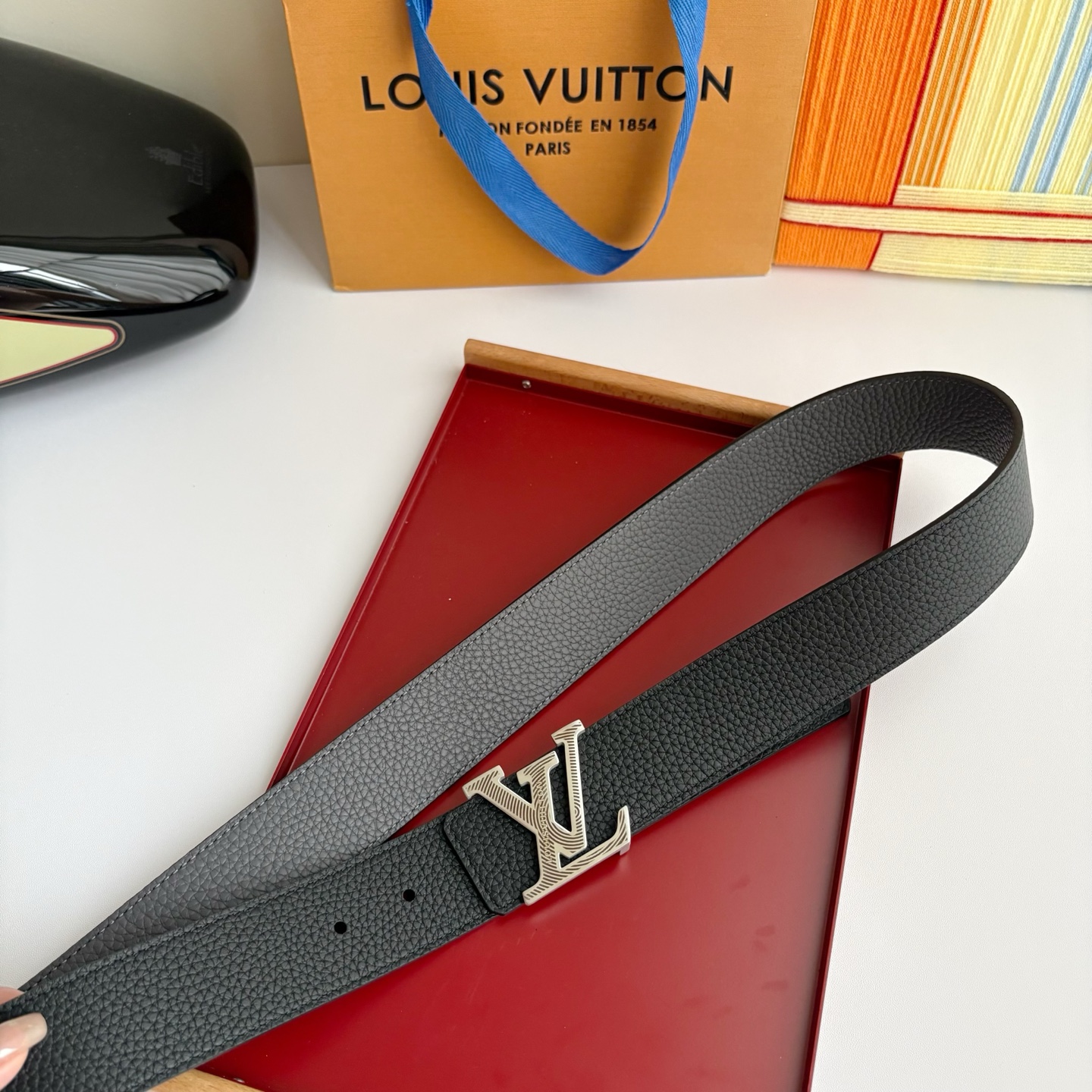 Lv经典原单品质，经典双面荔枝纹搭配原单精品挂扣，精工制作，细节看图，实物拍摄，高端奢华，宽度4.0cm