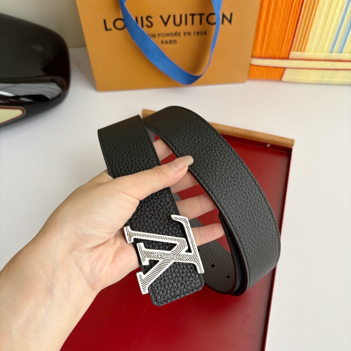 Lv经典原单品质，经典双面荔枝纹搭配原单精品挂扣，精工制作，细节看图，实物拍摄，高端奢华，宽度4.0cm