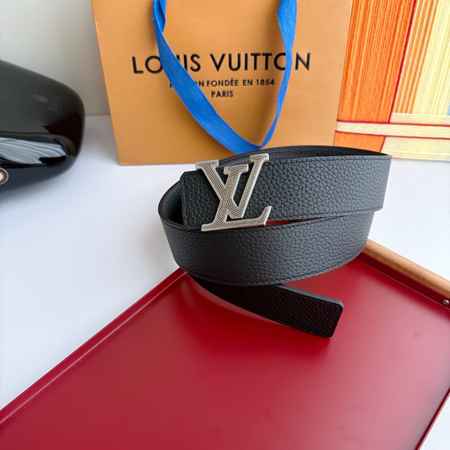 Lv经典原单品质，经典双面荔枝纹搭配原单精品挂扣，精工制作，细节看图，实物拍摄，高端奢华，宽度4.0cm