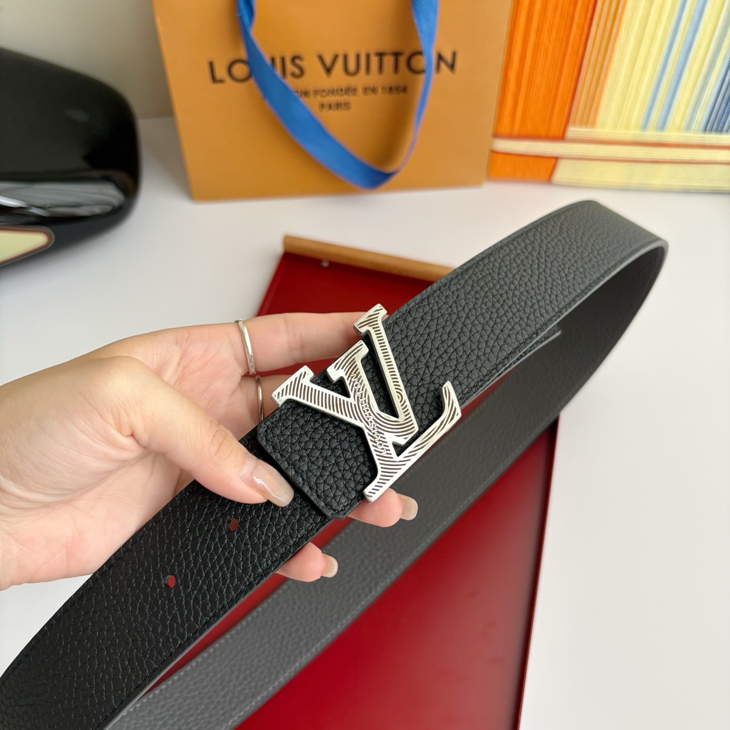 Lv经典原单品质，经典双面荔枝纹搭配原单精品挂扣，精工制作，细节看图，实物拍摄，高端奢华，宽度4.0cm