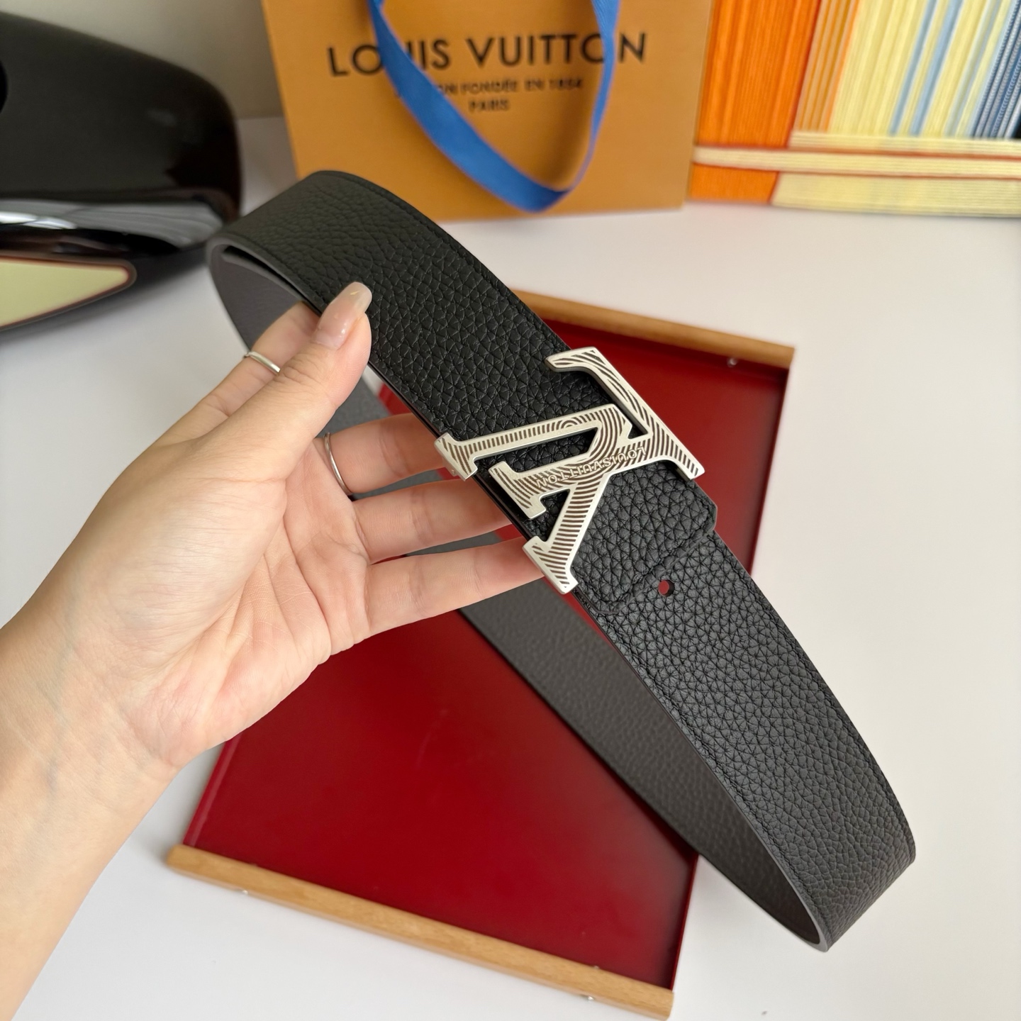 Lv经典原单品质，经典双面荔枝纹搭配原单精品挂扣，精工制作，细节看图，实物拍摄，高端奢华，宽度4.0cm