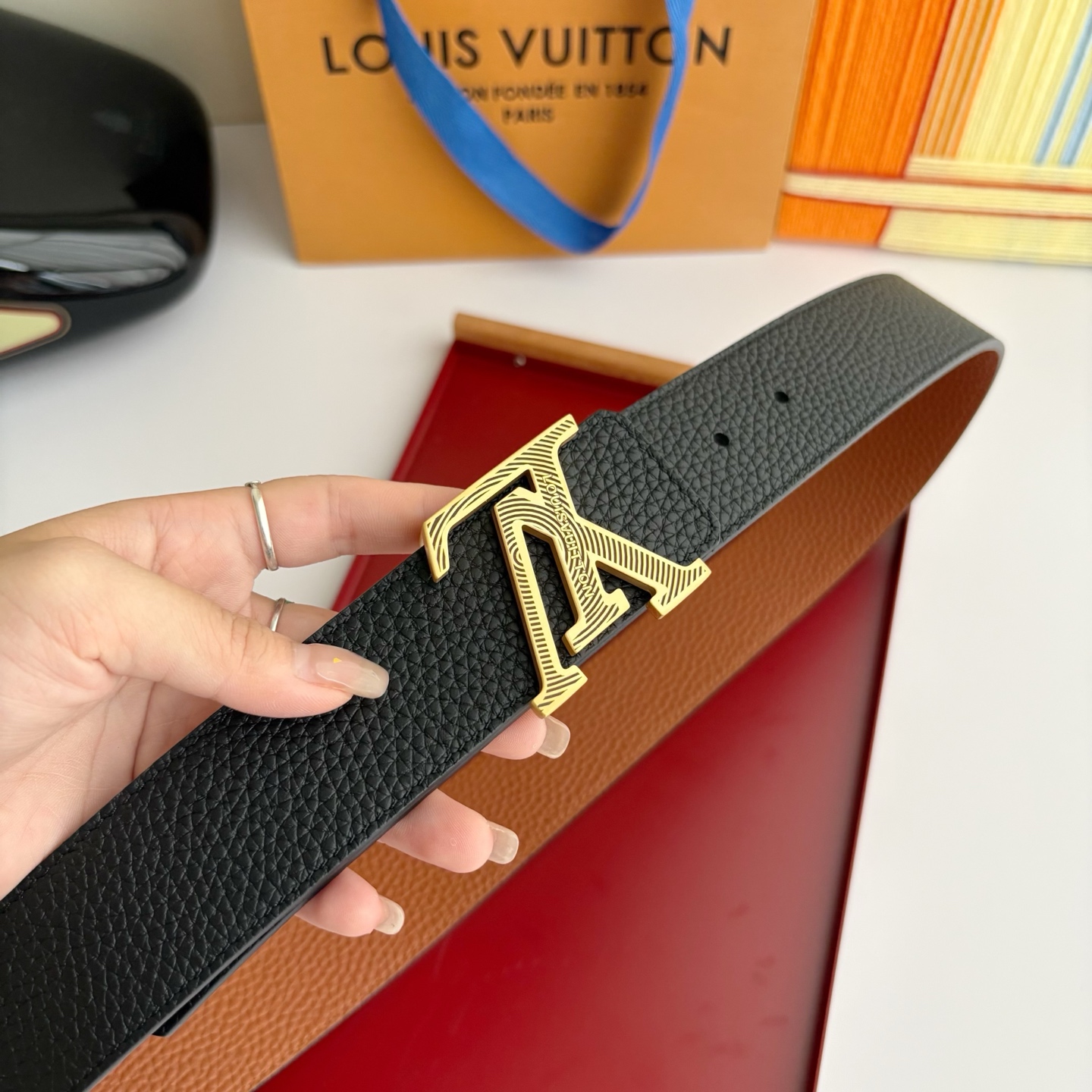 Lv经典原单品质，经典双面荔枝纹搭配原单精品挂扣，精工制作，细节看图，实物拍摄，高端奢华，宽度4.0cm