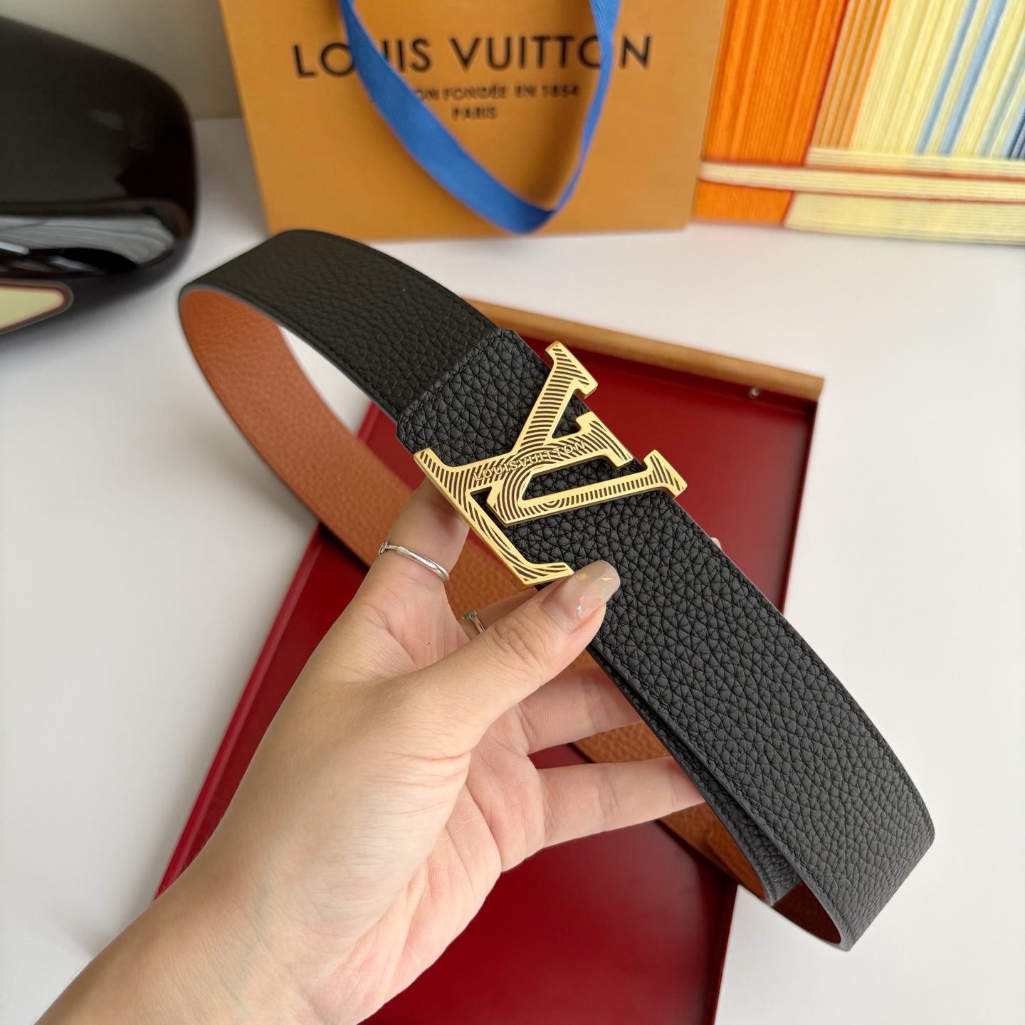 Lv经典原单品质，经典双面荔枝纹搭配原单精品挂扣，精工制作，细节看图，实物拍摄，高端奢华，宽度4.0cm