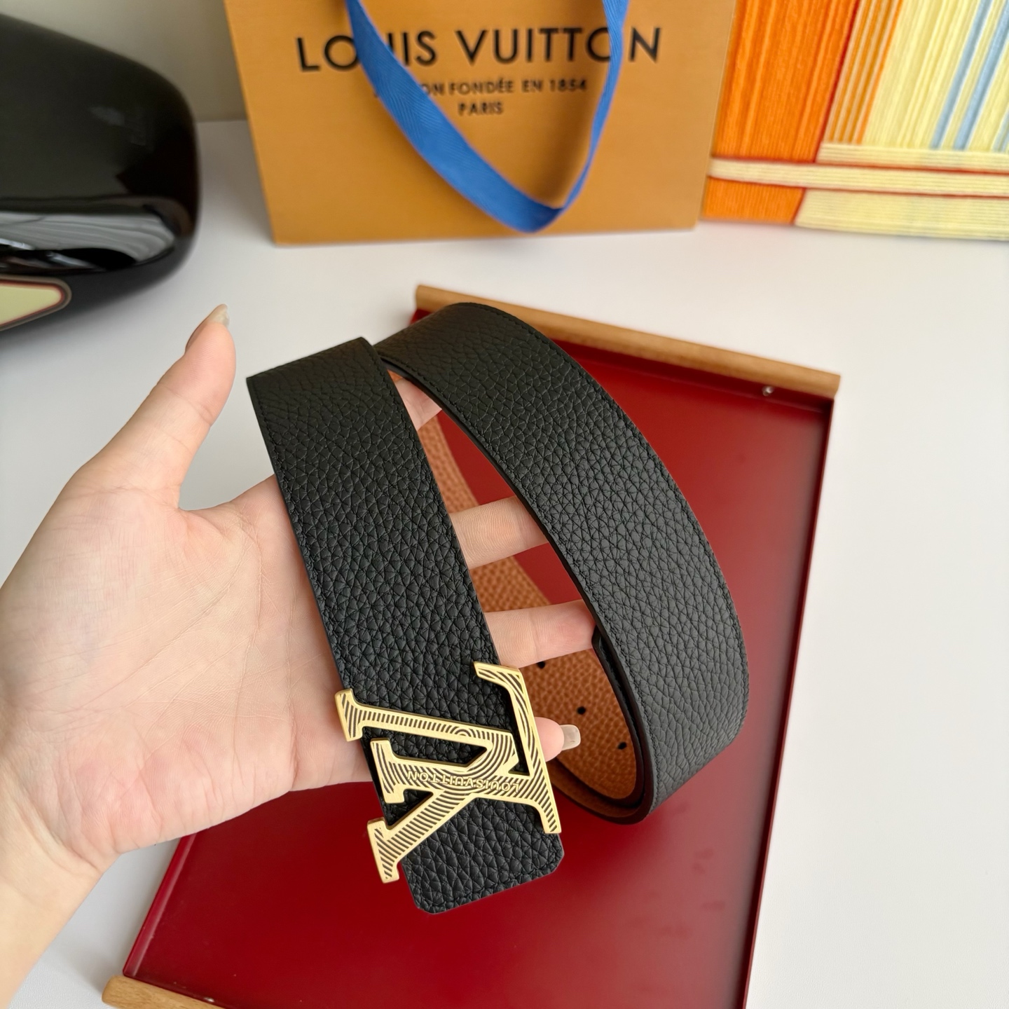 Lv经典原单品质，经典双面荔枝纹搭配原单精品挂扣，精工制作，细节看图，实物拍摄，高端奢华，宽度4.0cm