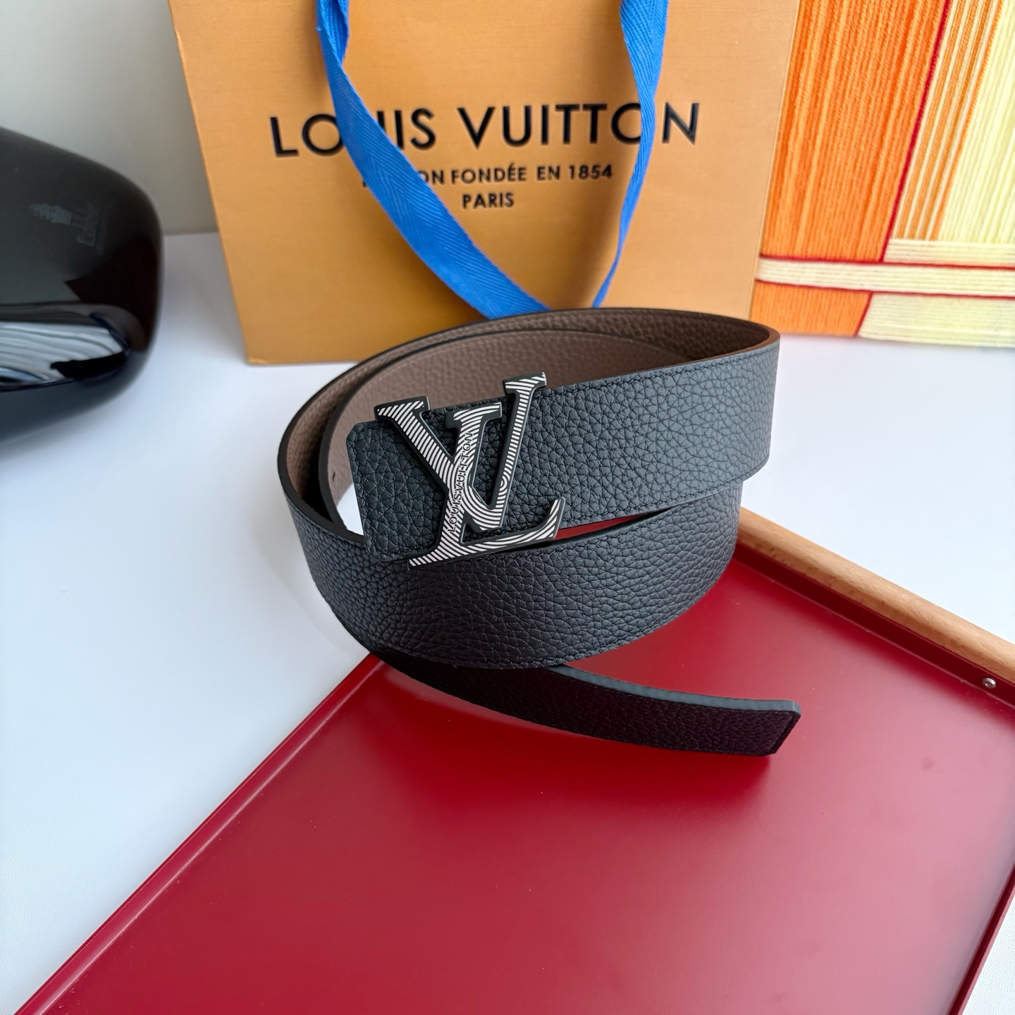 Lv经典原单品质，经典双面荔枝纹搭配原单精品挂扣，精工制作，细节看图，实物拍摄，高端奢华，宽度4.0cm