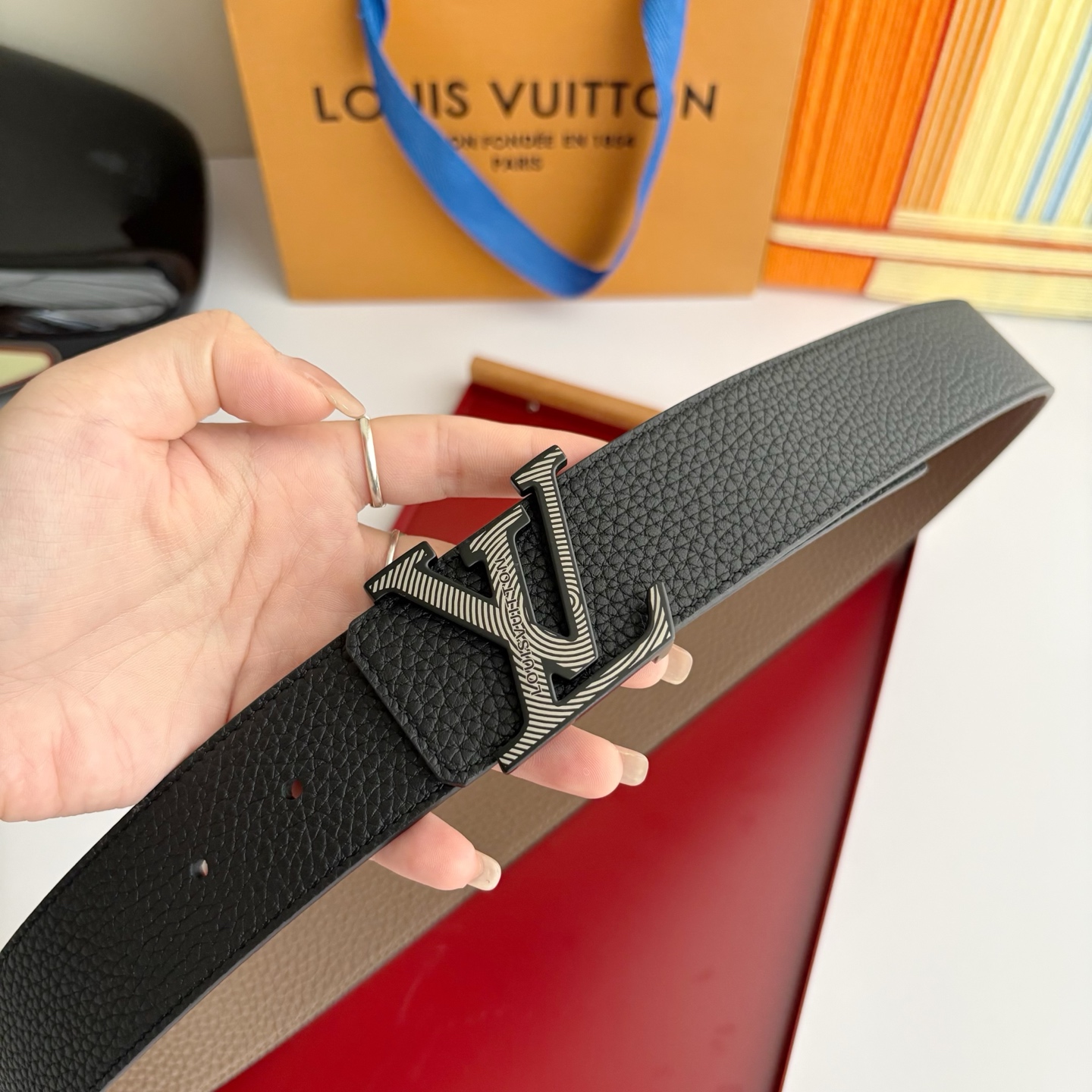 Lv经典原单品质，经典双面荔枝纹搭配原单精品挂扣，精工制作，细节看图，实物拍摄，高端奢华，宽度4.0cm
