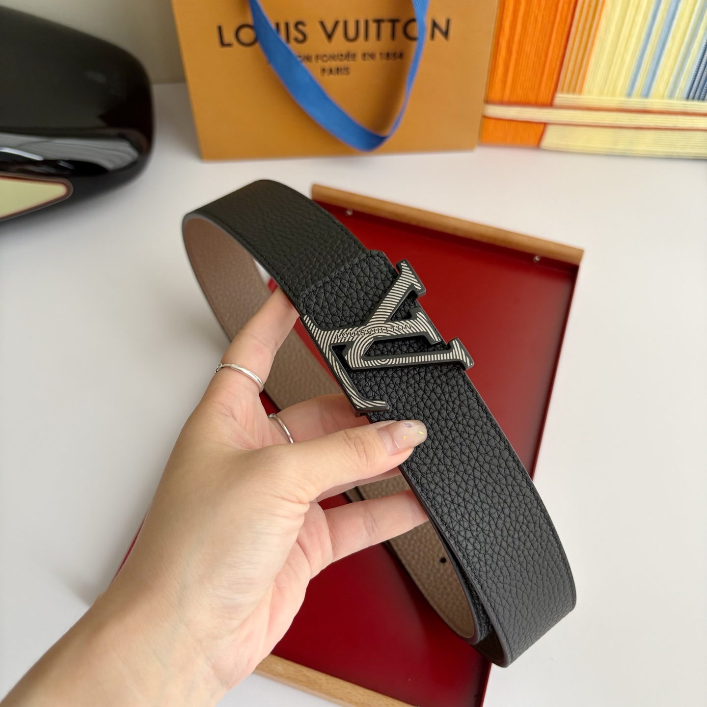 Lv经典原单品质，经典双面荔枝纹搭配原单精品挂扣，精工制作，细节看图，实物拍摄，高端奢华，宽度4.0cm