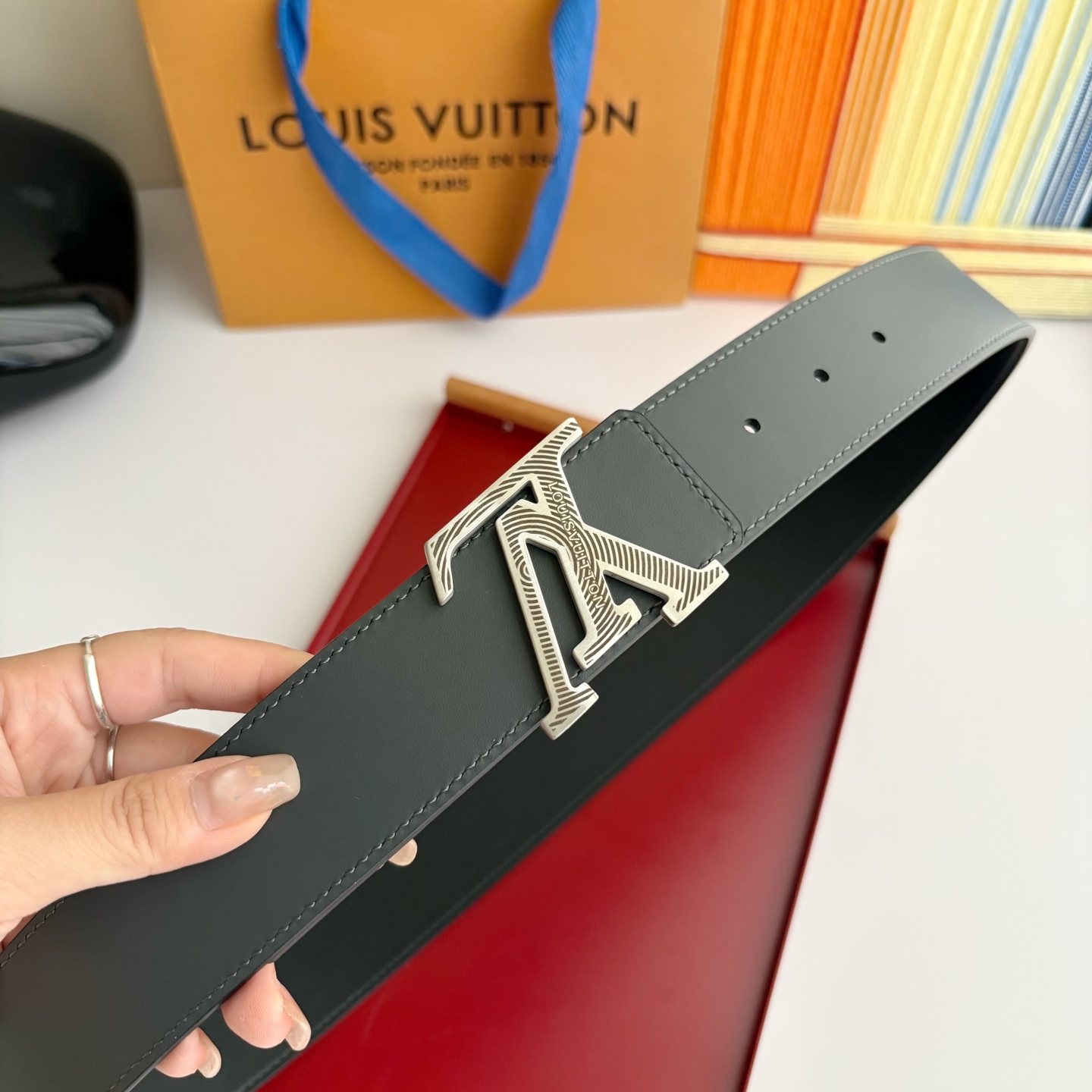 Lv经典原单品质，经典双面平纹搭配原单精品挂扣，精工制作，细节看图，实物拍摄，高端奢华，宽度4.0cm