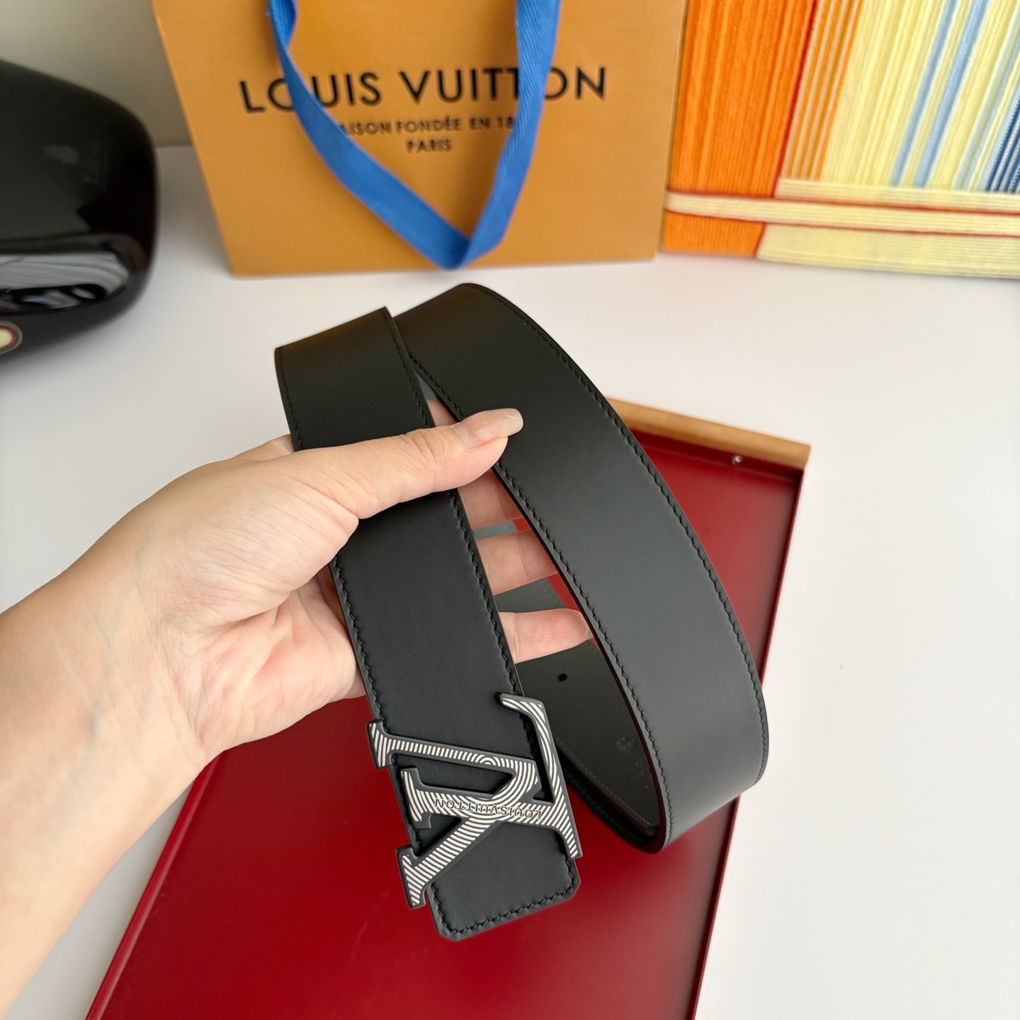 NO:764142,LV classic original single quality, classic double-sided plain pattern with original high-quality hanging buckle, precision production, detailed pictures, physical shooting, high-end luxury, width 4.0cm, belt, Louis Vuitton19860909Lv经典原单品质,经典双面平纹搭配原单精品挂扣,精工制作,细节看图,实物拍摄,高端奢华,宽度4.0cm,皮带,louis vuitton,Belt