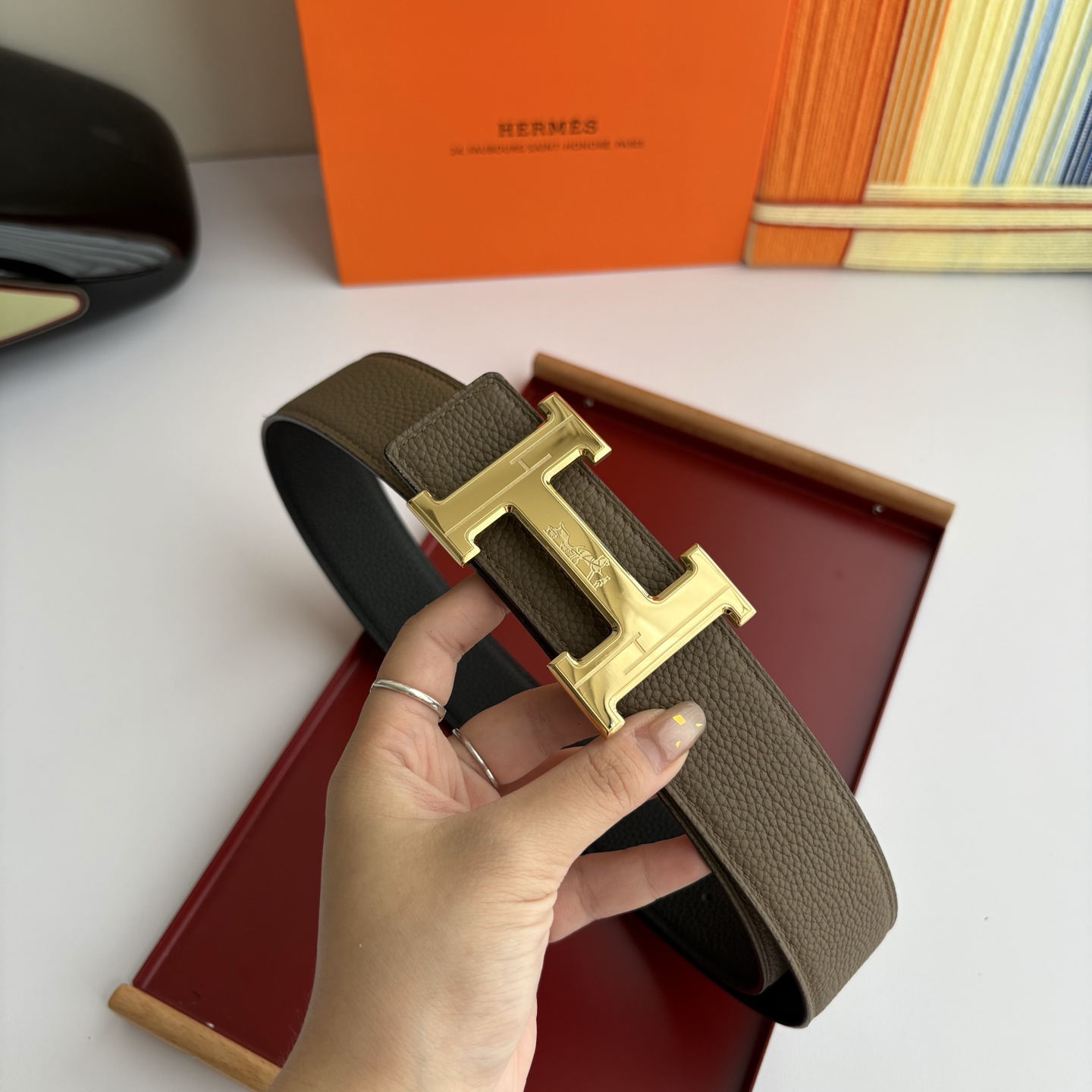 【爱马仕】Hermes 原单爱马仕，宽3.8cm进口原版皮带身，双面可两面用，精品电镀五金 ！