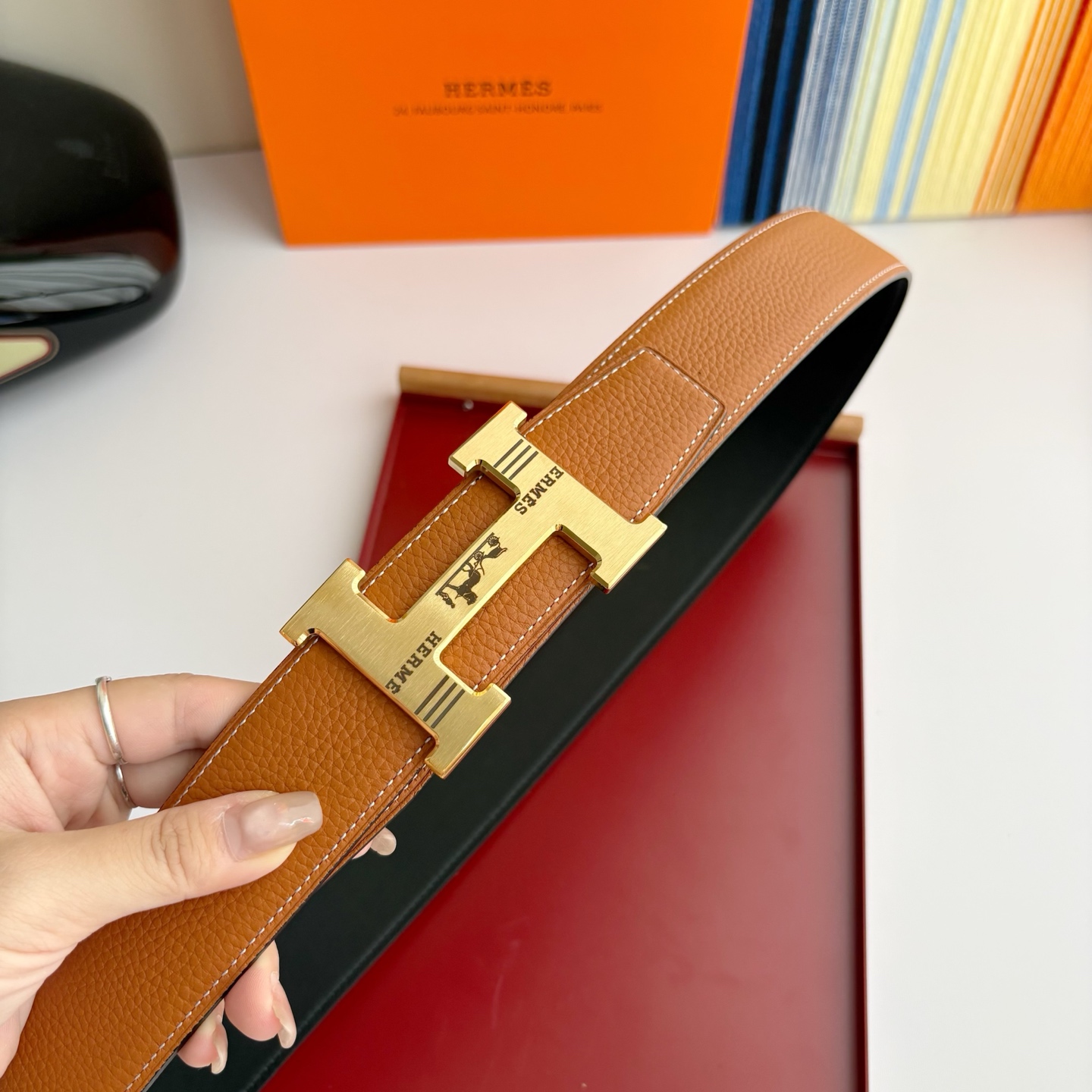 【爱马仕】Hermes 原单爱马仕，宽3.8cm进口原版皮带身，双面可两面用，精品电镀五金 ！