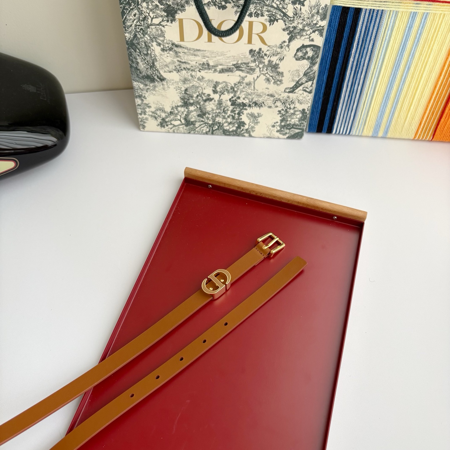 Dior新款腰带，采用精致头层皮制作，手感柔软，舒适细腻，精品针扣搭配最新款珐琅戒指，精致优雅，时尚大方
