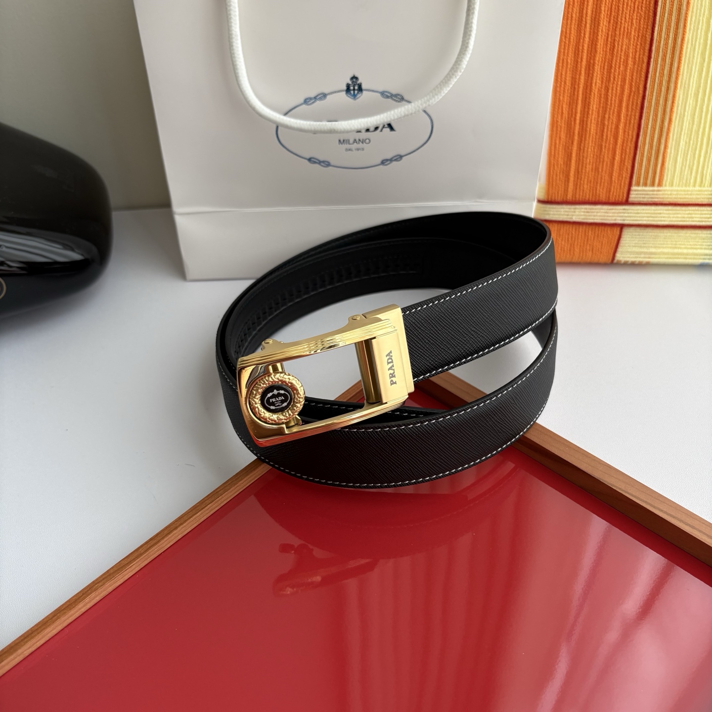 【普拉达】 Prada进口小牛皮，手感细腻柔软，搭配纯钢自动精品扣，男士必备！宽度：3.5cm