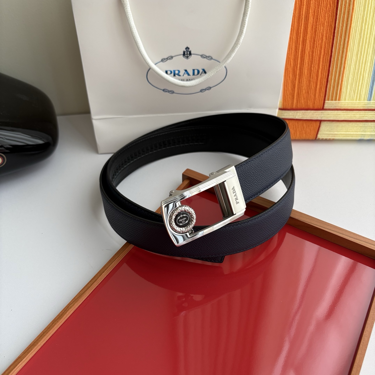 【普拉达】 Prada进口小牛皮，手感细腻柔软，搭配纯钢自动精品扣，男士必备！宽度：3.5cm