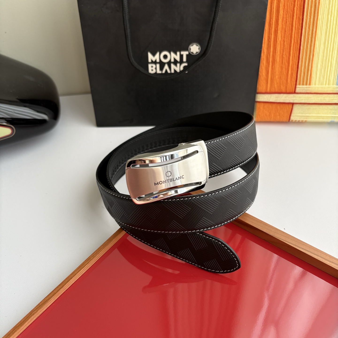 万宝龙Montblanc家持续其一贯的高雅、绅士、精致的风格，进口小牛皮，手感细腻柔软。纯钢自动精品扣，