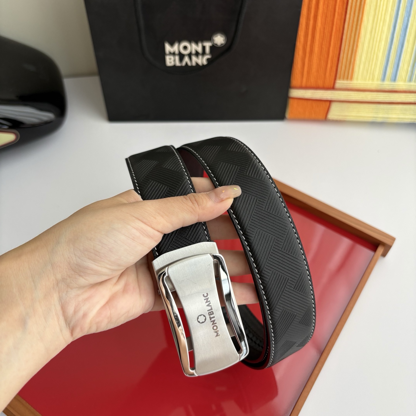 万宝龙Montblanc家持续其一贯的高雅、绅士、精致的风格，进口小牛皮，手感细腻柔软。纯钢自动精品扣，