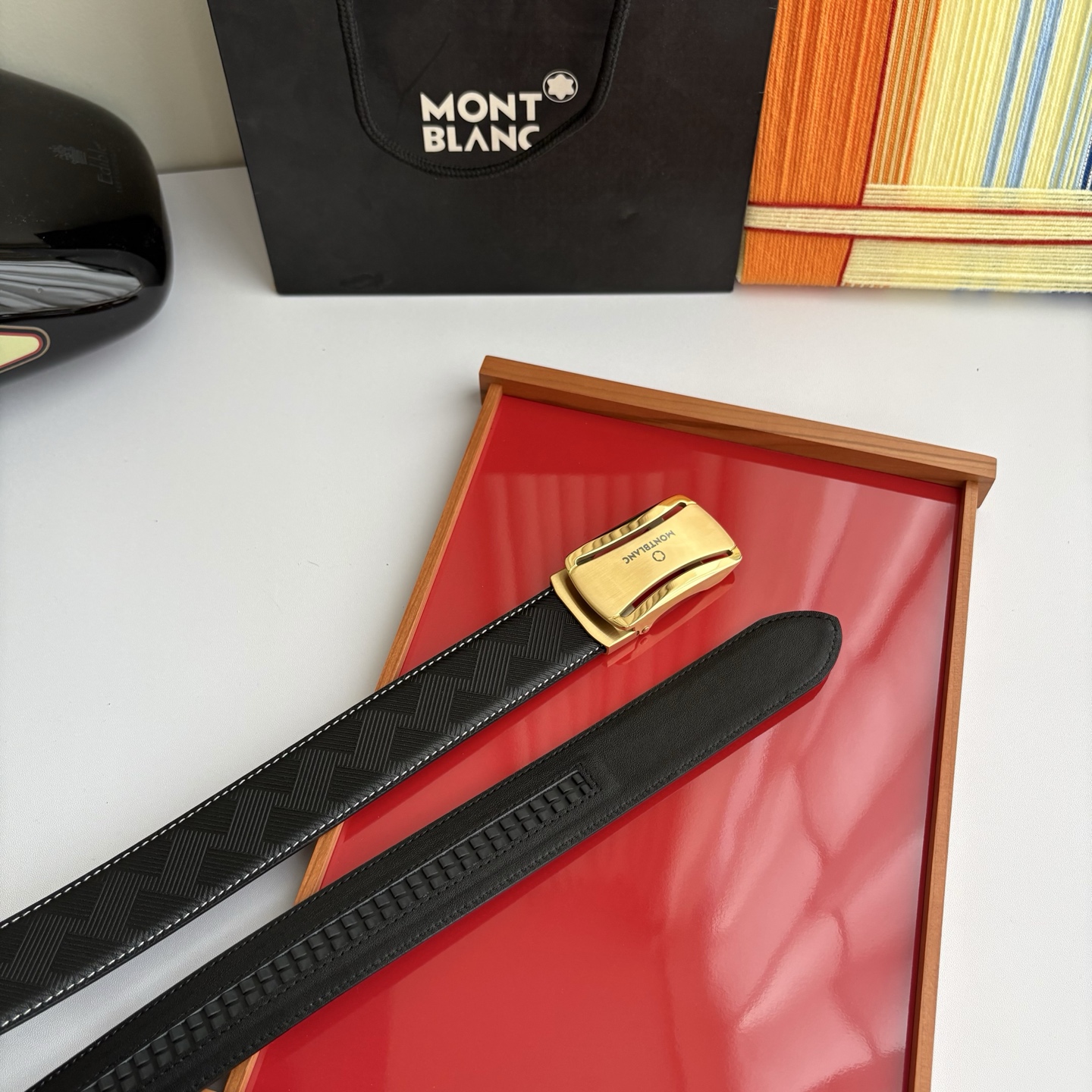 万宝龙Montblanc家持续其一贯的高雅、绅士、精致的风格，进口小牛皮，手感细腻柔软。纯钢自动精品扣，