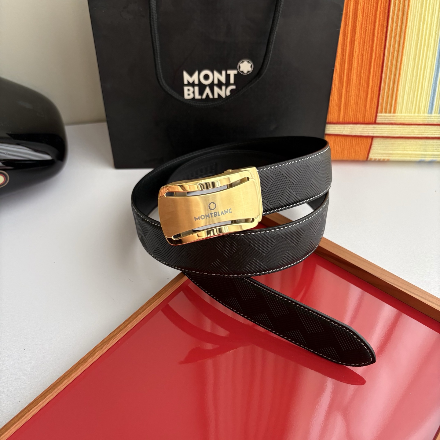 万宝龙Montblanc家持续其一贯的高雅、绅士、精致的风格，进口小牛皮，手感细腻柔软。纯钢自动精品扣，