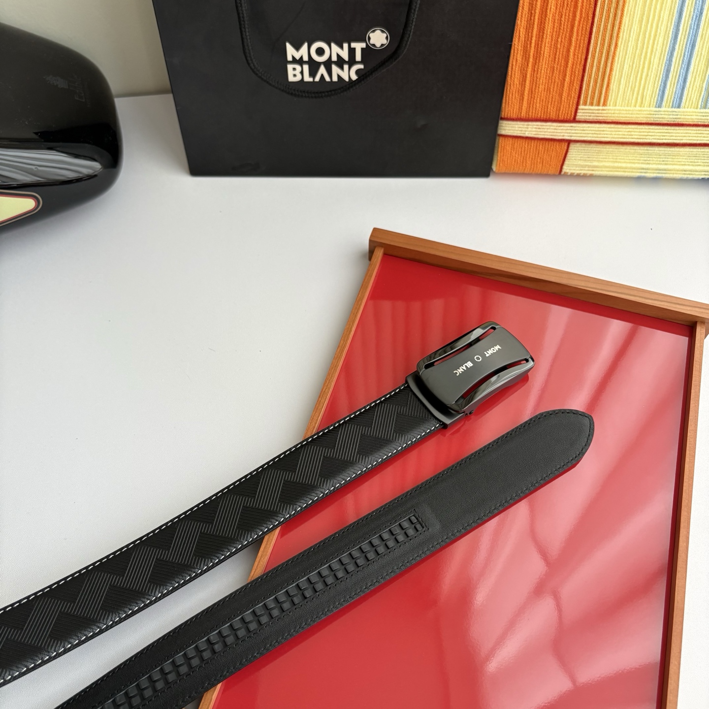 万宝龙Montblanc家持续其一贯的高雅、绅士、精致的风格，进口小牛皮，手感细腻柔软。纯钢自动精品扣，