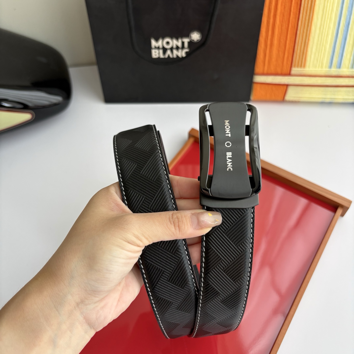 万宝龙Montblanc家持续其一贯的高雅、绅士、精致的风格，进口小牛皮，手感细腻柔软。纯钢自动精品扣，