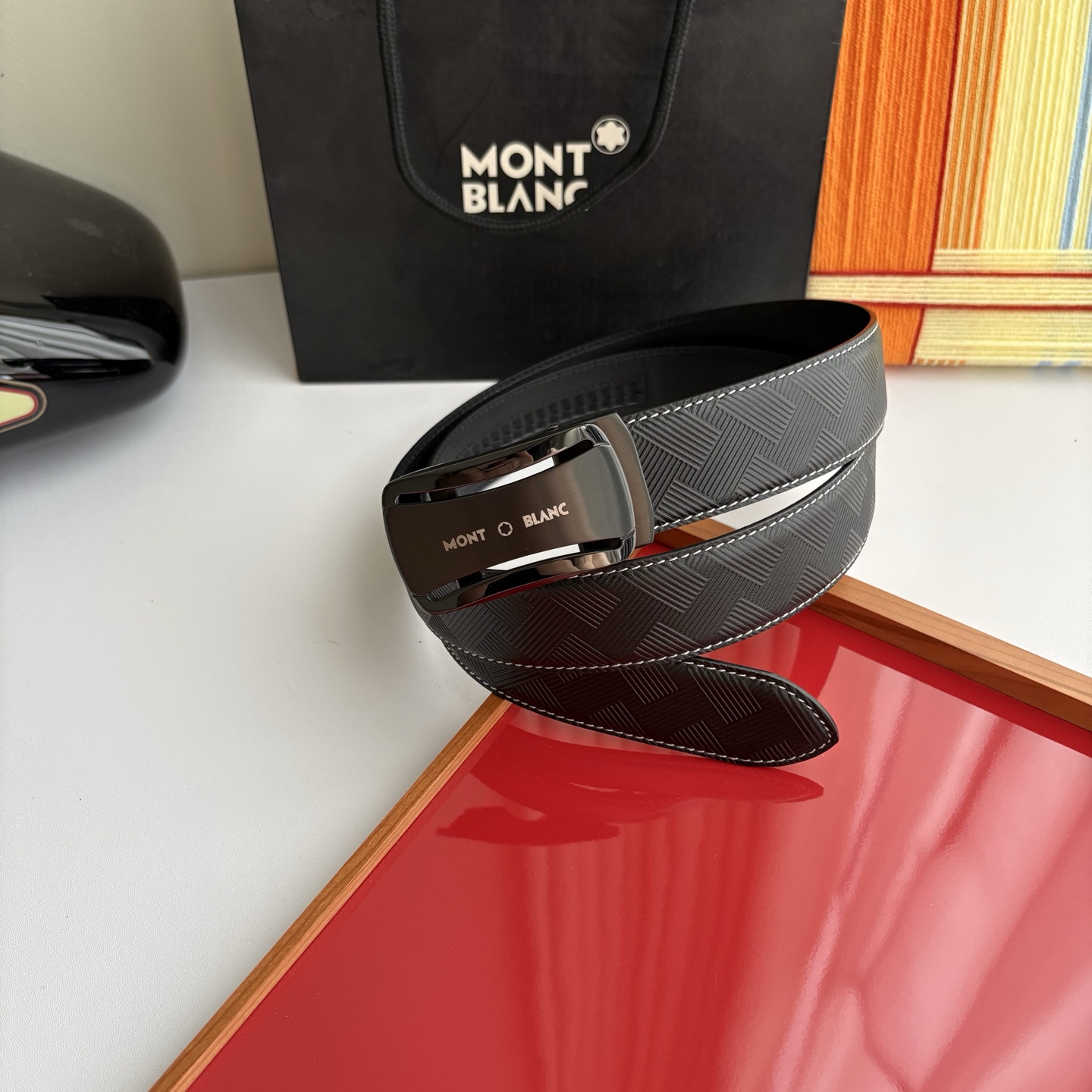 万宝龙Montblanc家持续其一贯的高雅、绅士、精致的风格，进口小牛皮，手感细腻柔软。纯钢自动精品扣，
