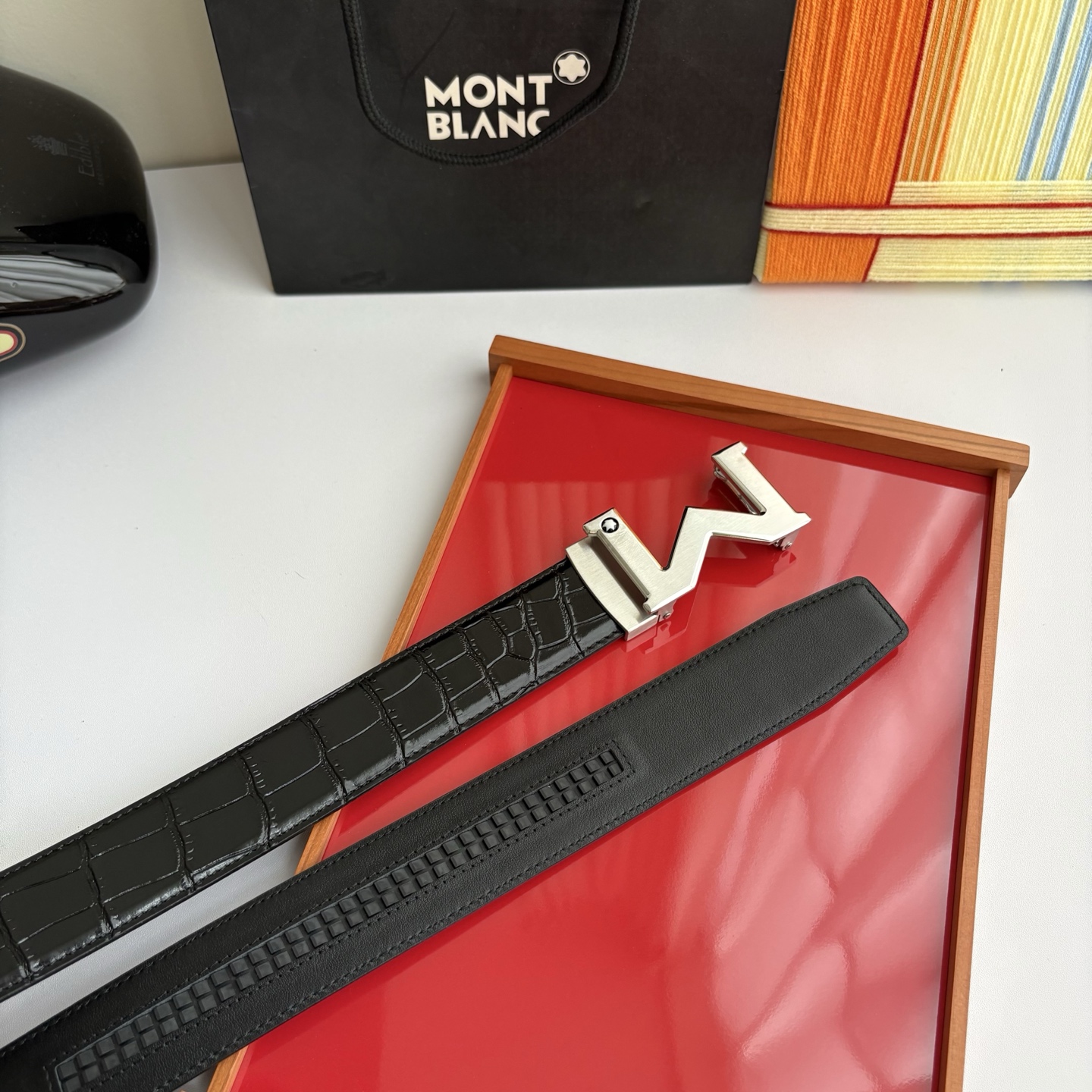 万宝龙Montblanc家持续其一贯的高雅、绅士、精致的风格，进口小牛皮，手感细腻柔软。纯钢自动精品扣，