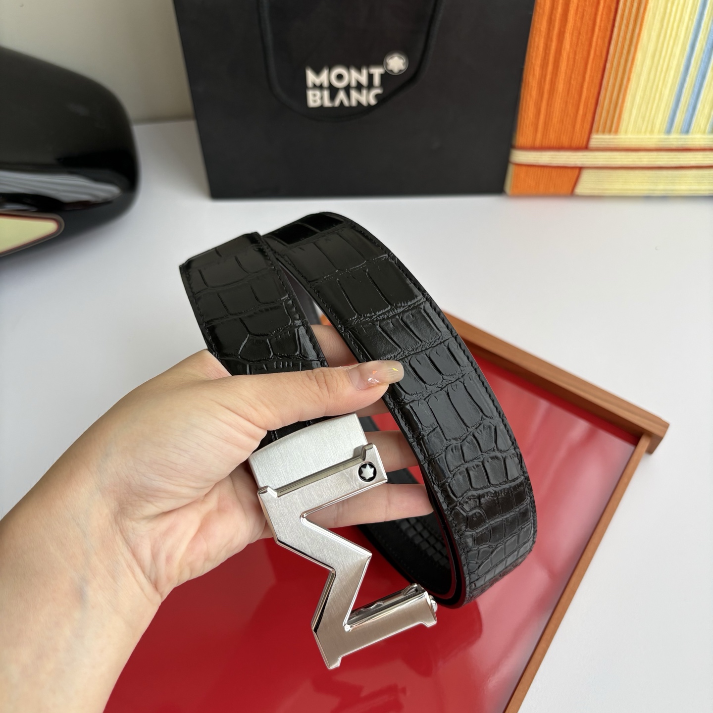 万宝龙Montblanc家持续其一贯的高雅、绅士、精致的风格，进口小牛皮，手感细腻柔软。纯钢自动精品扣，
