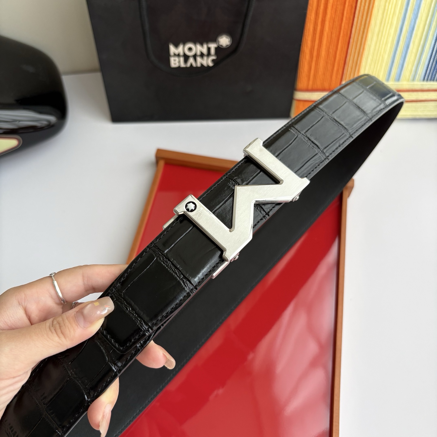 万宝龙Montblanc家持续其一贯的高雅、绅士、精致的风格，进口小牛皮，手感细腻柔软。纯钢自动精品扣，