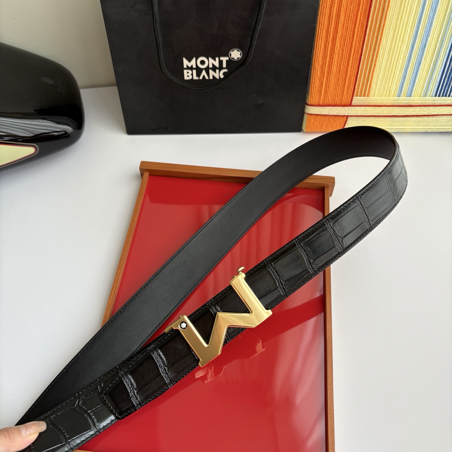 万宝龙Montblanc家持续其一贯的高雅、绅士、精致的风格，进口小牛皮，手感细腻柔软。纯钢自动精品扣，