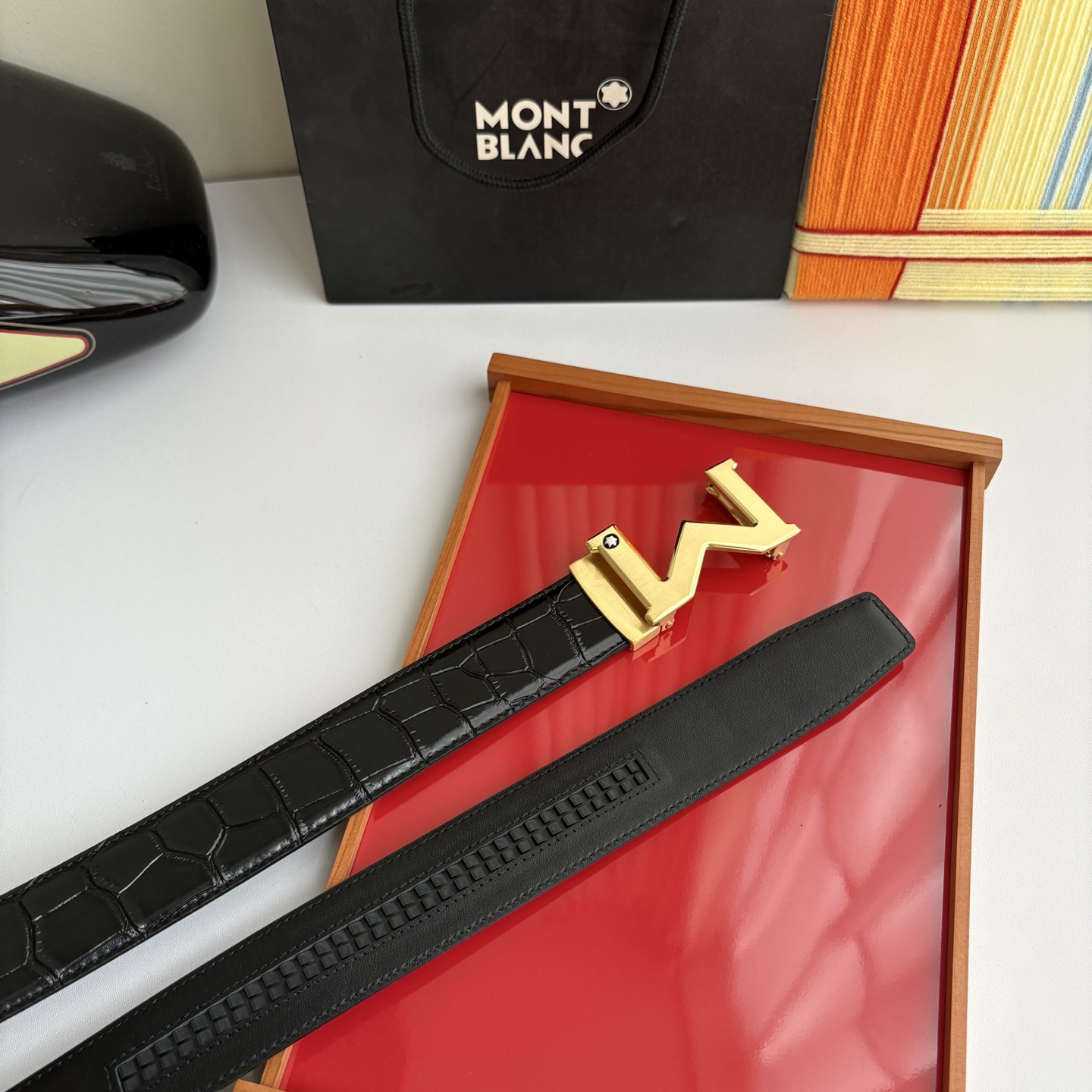 万宝龙Montblanc家持续其一贯的高雅、绅士、精致的风格，进口小牛皮，手感细腻柔软。纯钢自动精品扣，