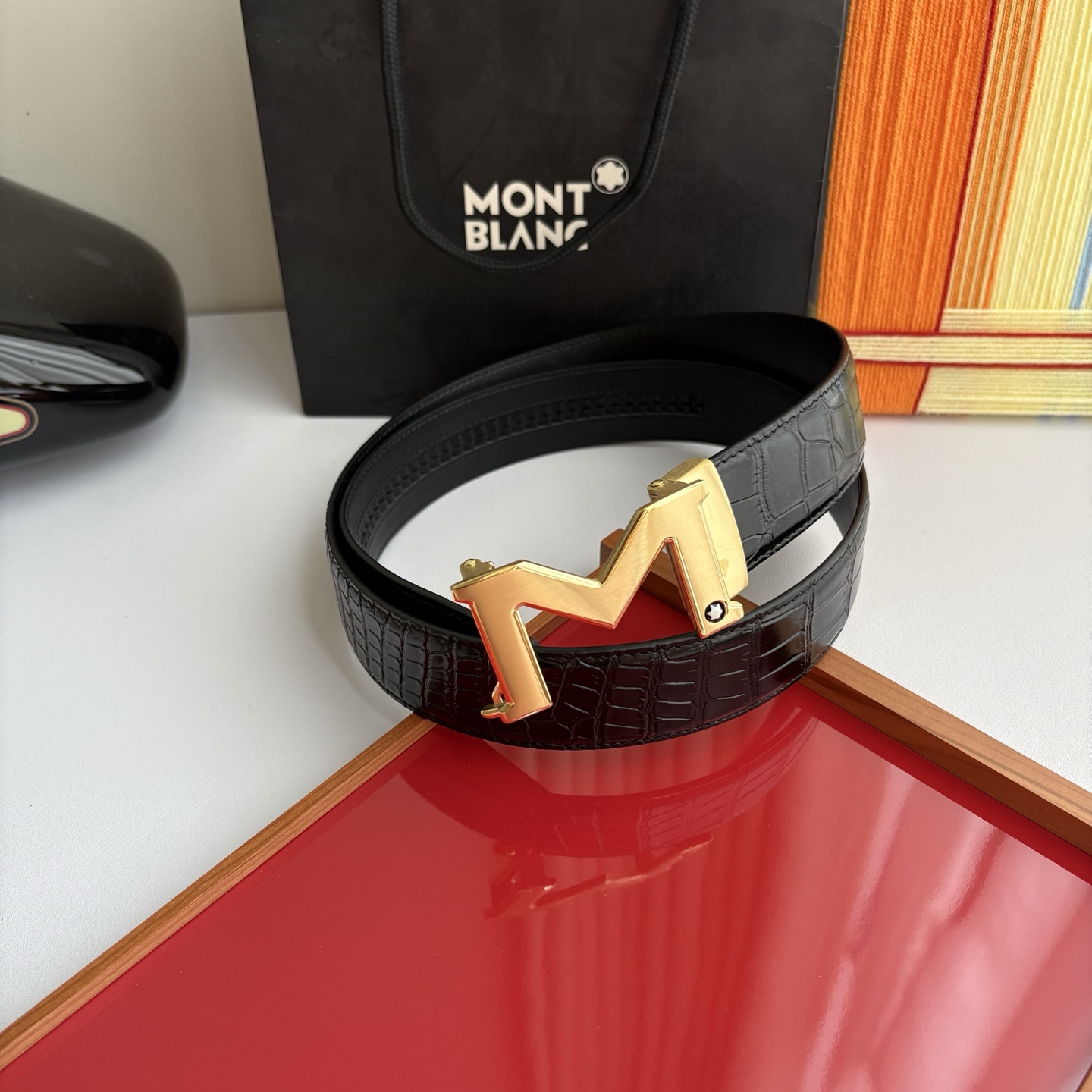 万宝龙Montblanc家持续其一贯的高雅、绅士、精致的风格，进口小牛皮，手感细腻柔软。纯钢自动精品扣，