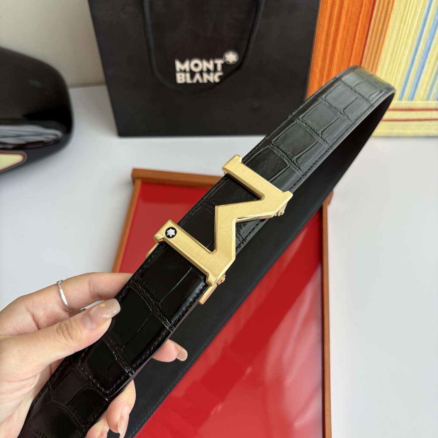 万宝龙Montblanc家持续其一贯的高雅、绅士、精致的风格，进口小牛皮，手感细腻柔软。纯钢自动精品扣，